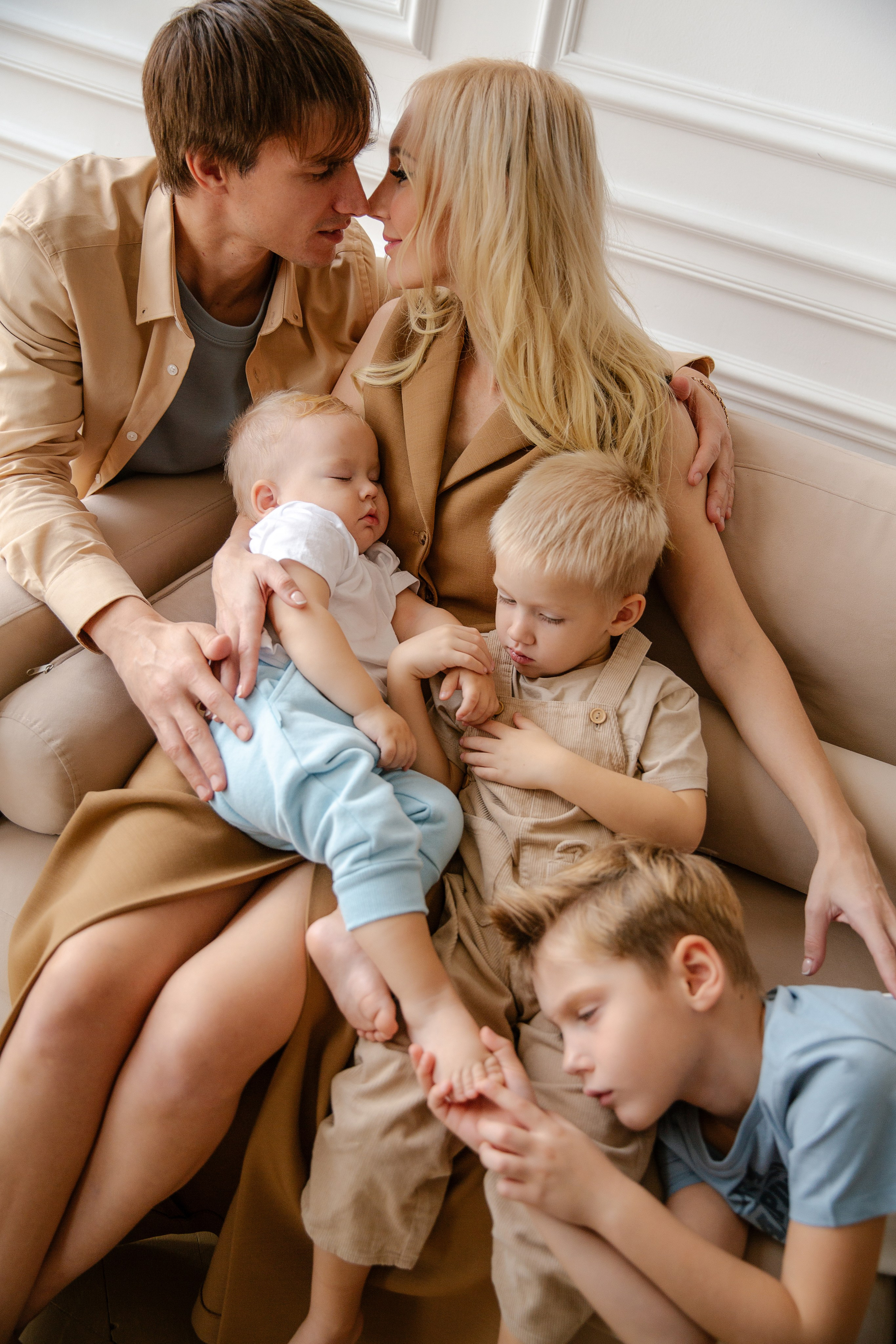 Фотосессия большой семьи в студии