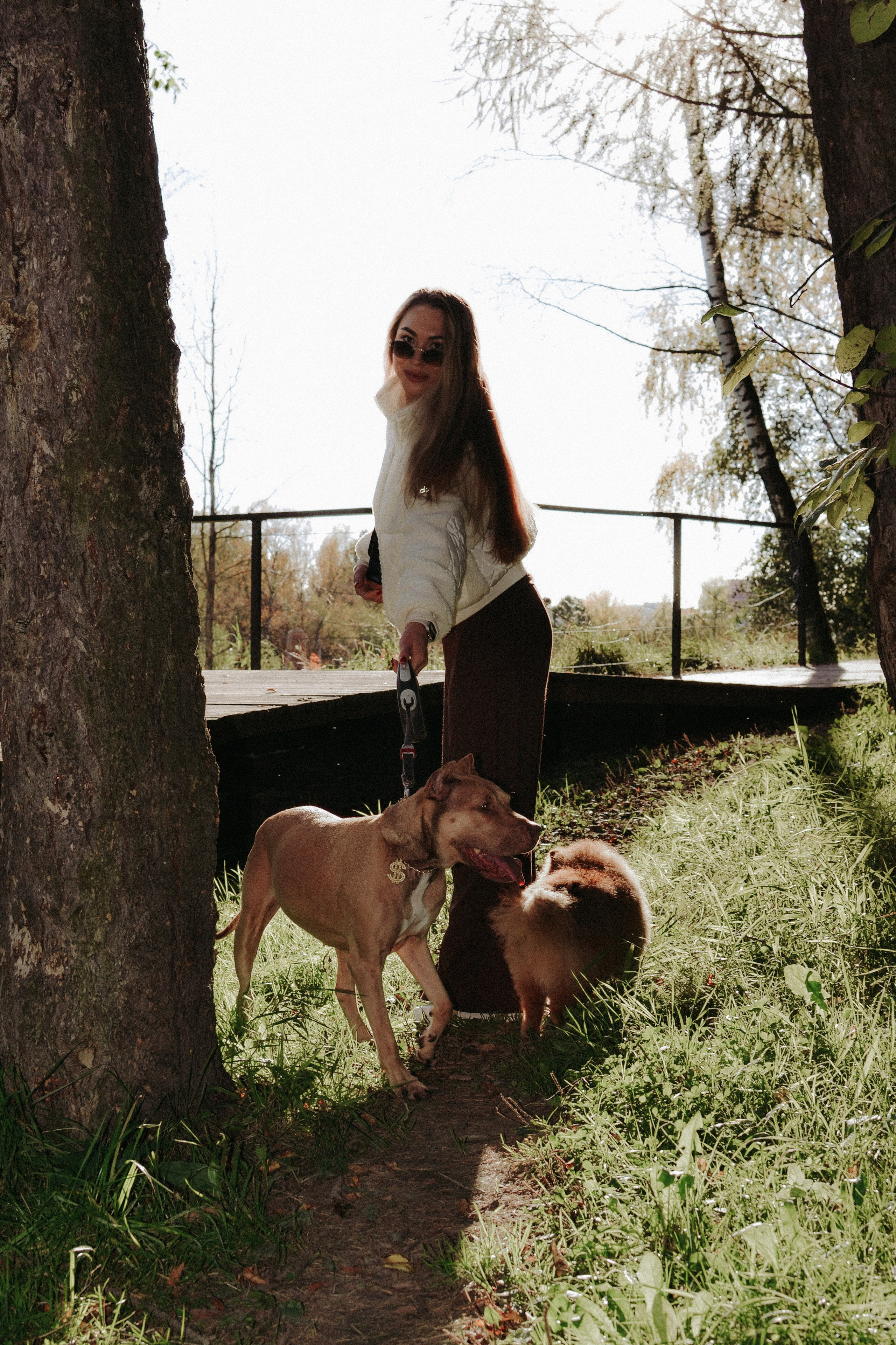 Дарья со своими четвероногими друзьями 👣🐾. Фотограф Julia Bogdane