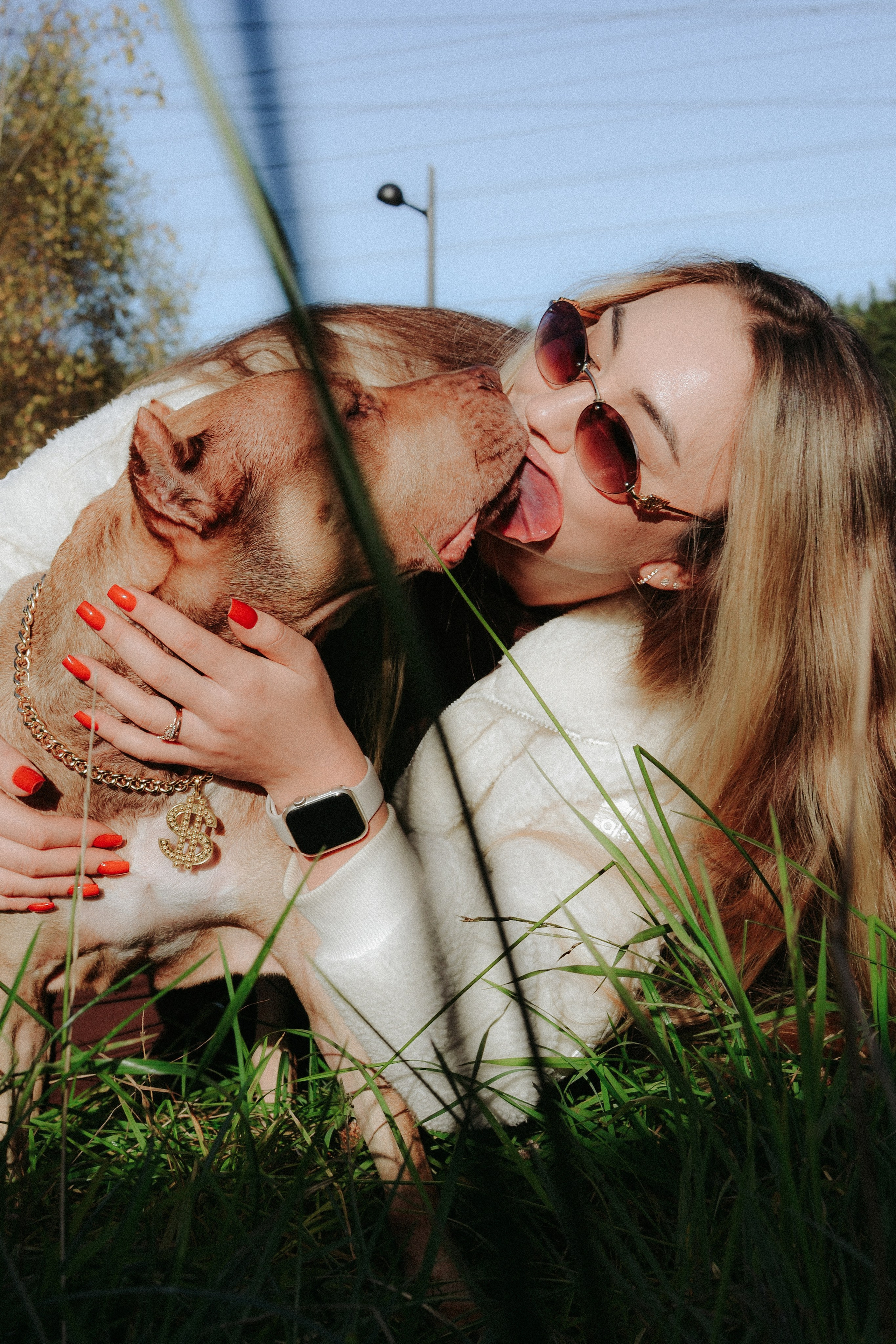 Дарья со своими четвероногими друзьями 👣🐾. Фотограф Julia Bogdane