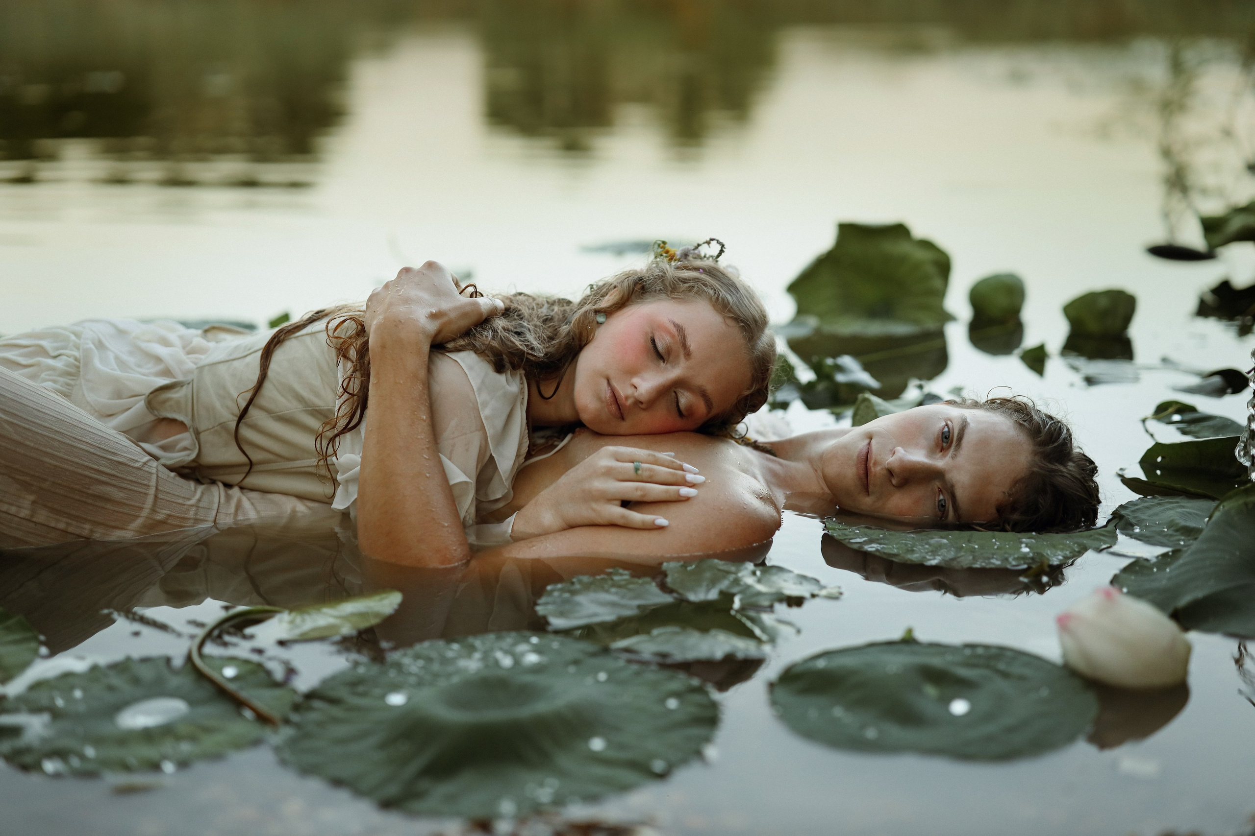 Авторская фотосессия в воде на озере лотосов в Абхазии.