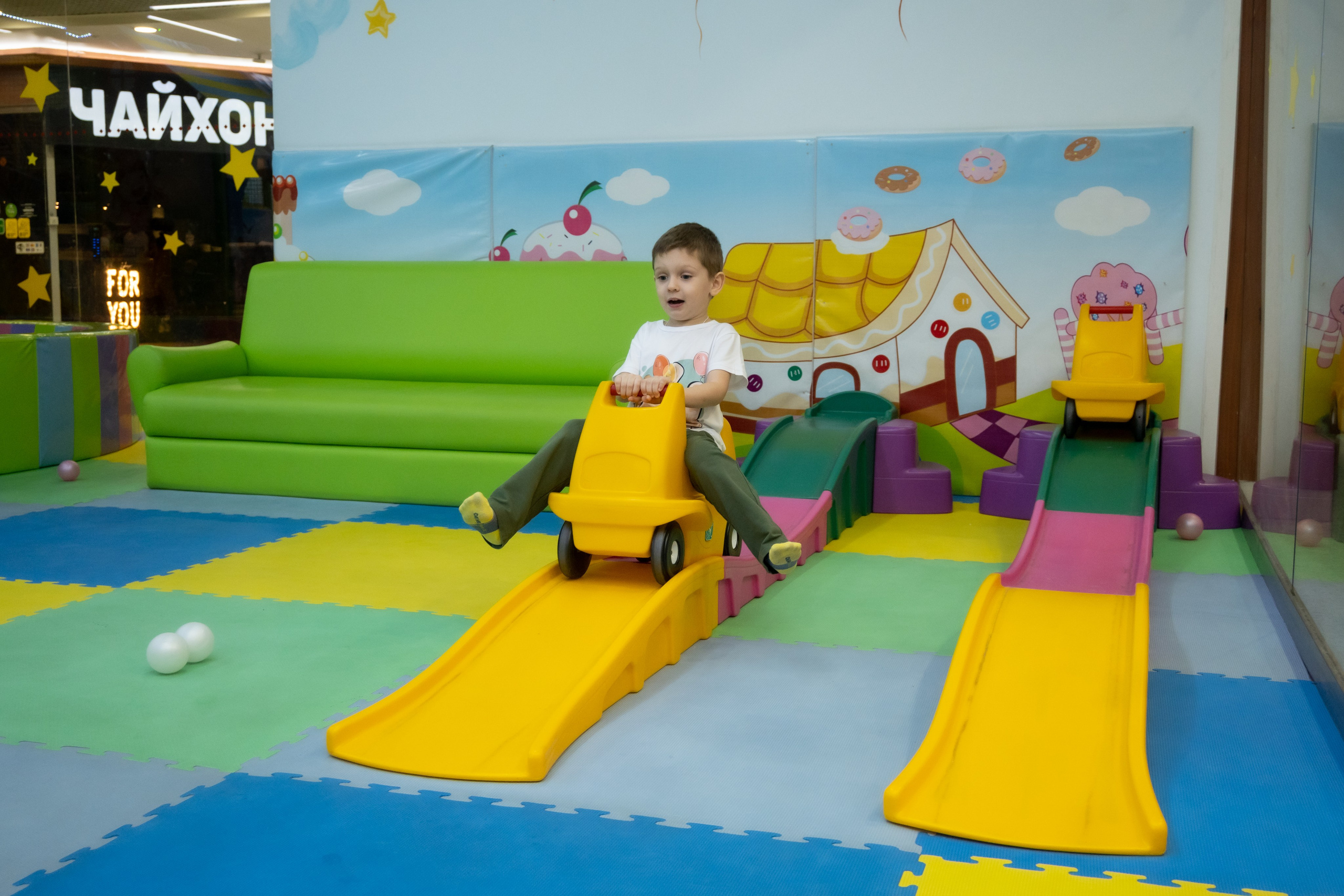 Маленький именинник в игровой комнате. Фотограф и видеограф в Москве Анна Матюхина