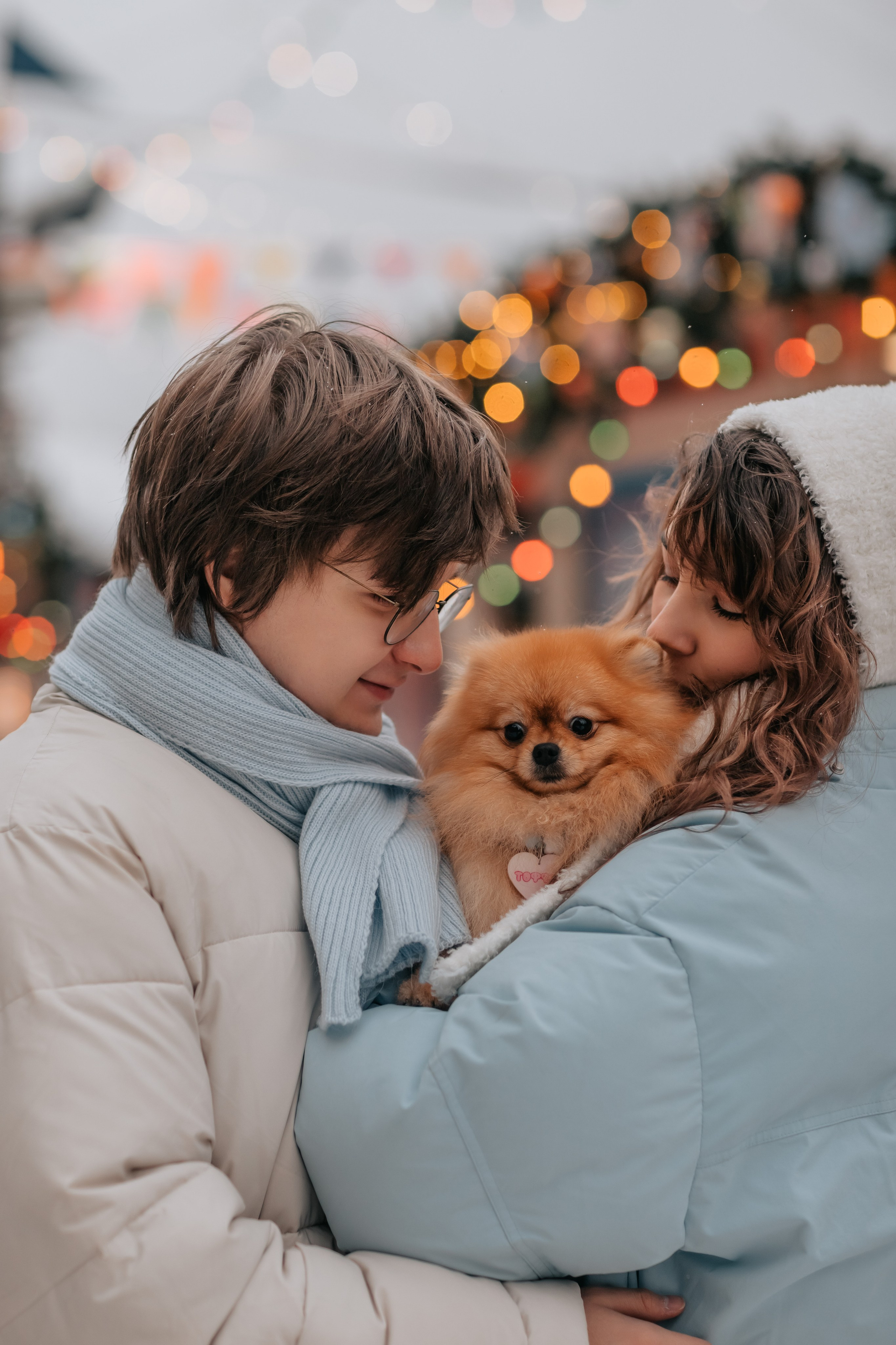 Тоффи и семья на новогодней ярмарке. Семейный фотограф анималист Мария Крючкова