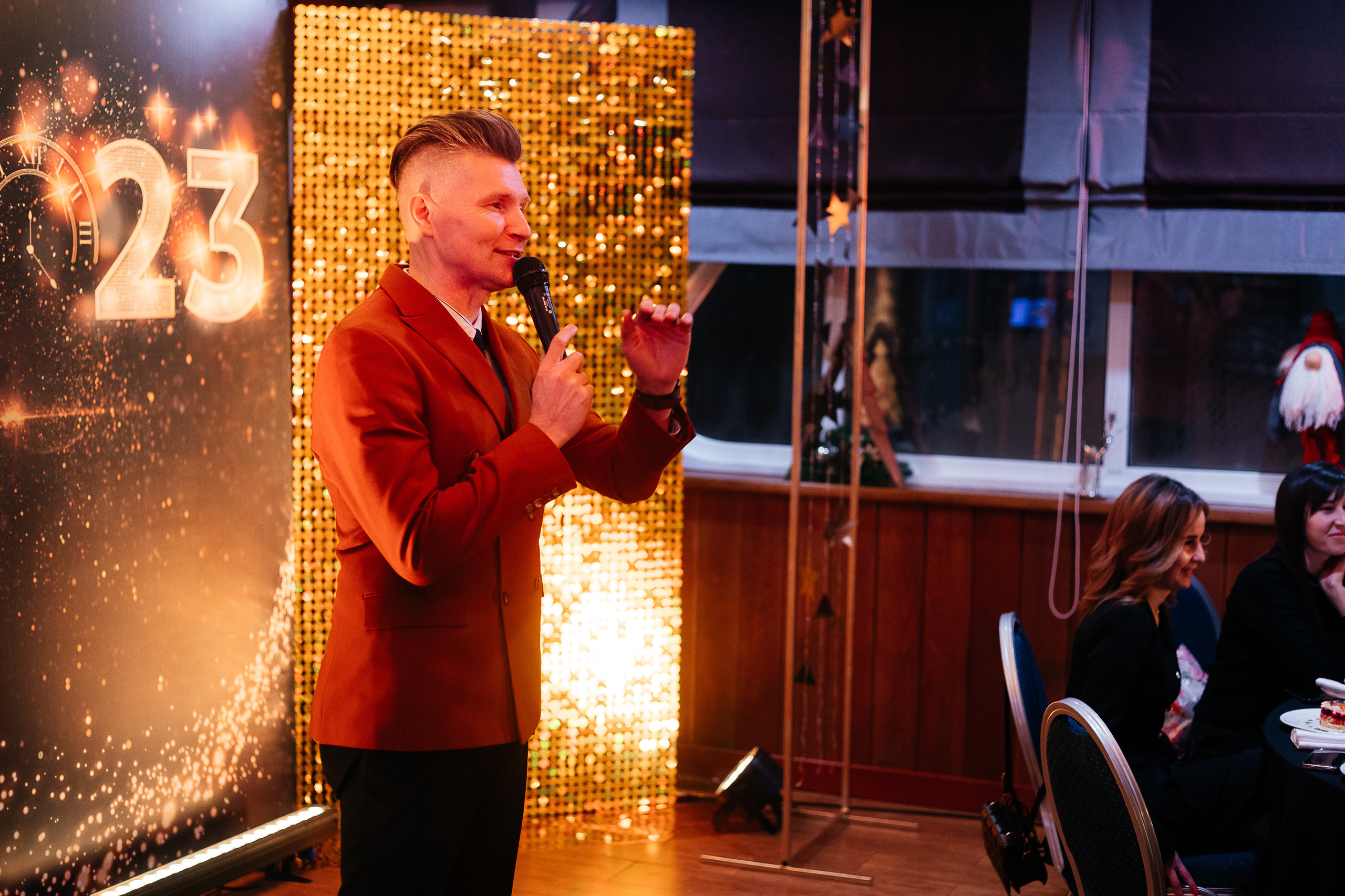 Ведущий на корпоратив