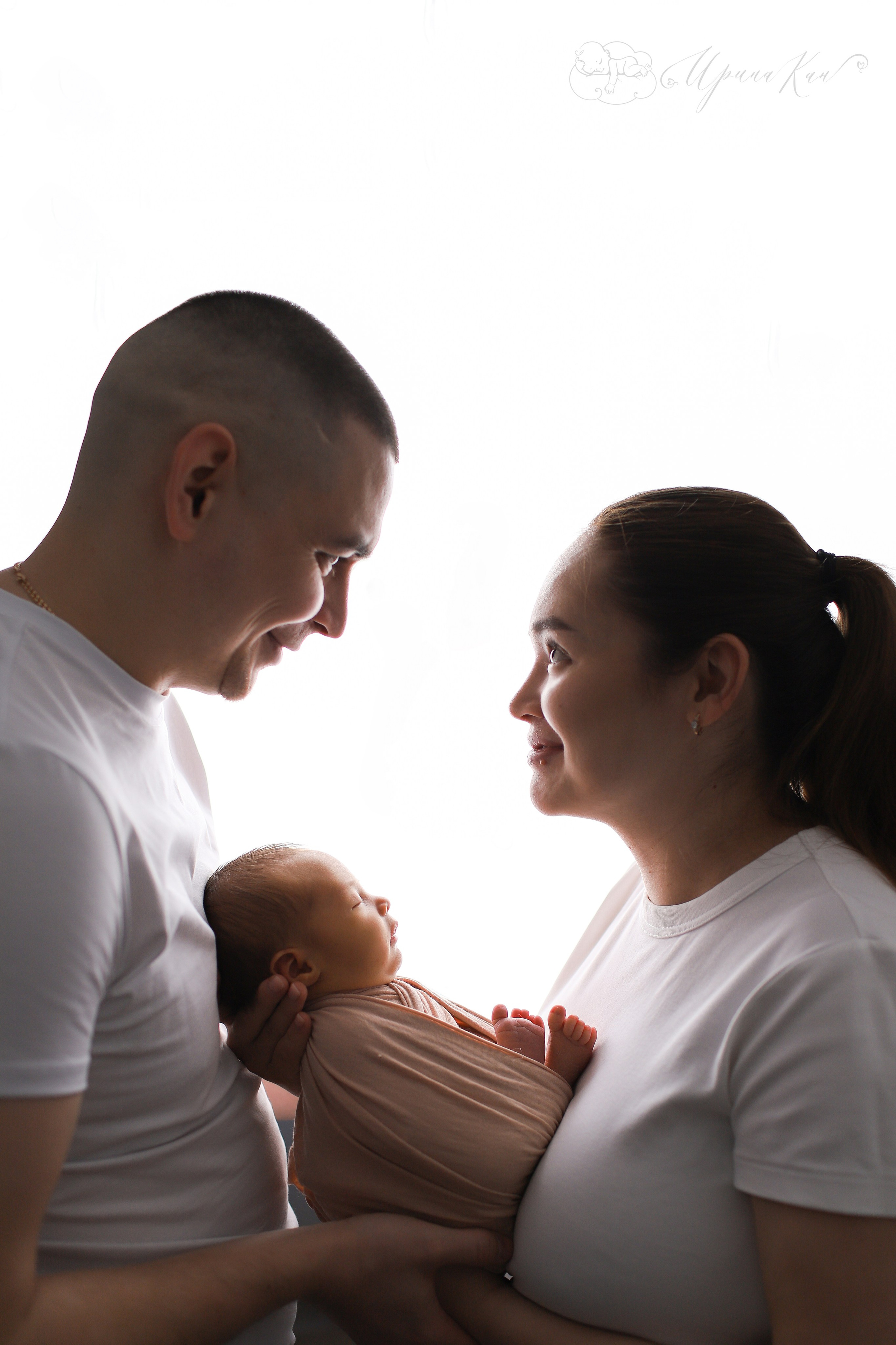 Новорожденные фото с родителями. Ирина Кан Фотограф новорожденных в Екатеринбурге