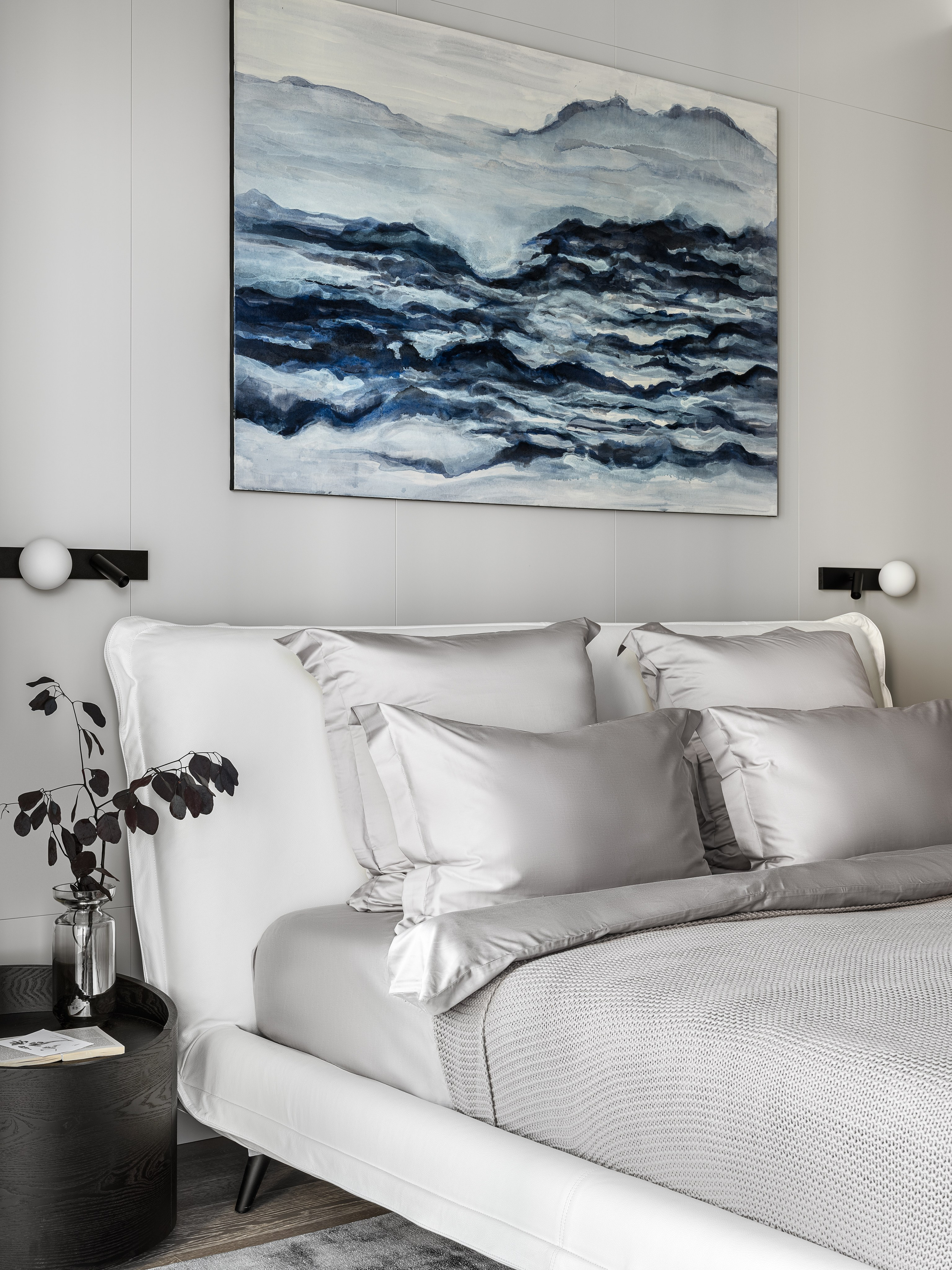 Интерьер спальни с абстрактной картиной над кроватью, текстилем нейтральных оттенков и современными бра. Дизайнеры Ренат Байчуков и Алеся Кириенко создали гармоничный проект, стилист Екатерина Ракитина, фотограф Сергей Денисенко.