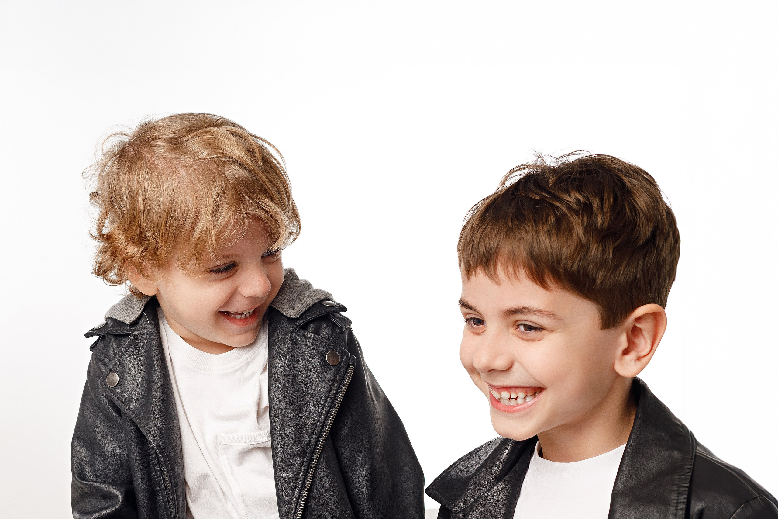 Фотосессия братьев в Сочи от детского фотографа. Детский студийный фотограф Сочи