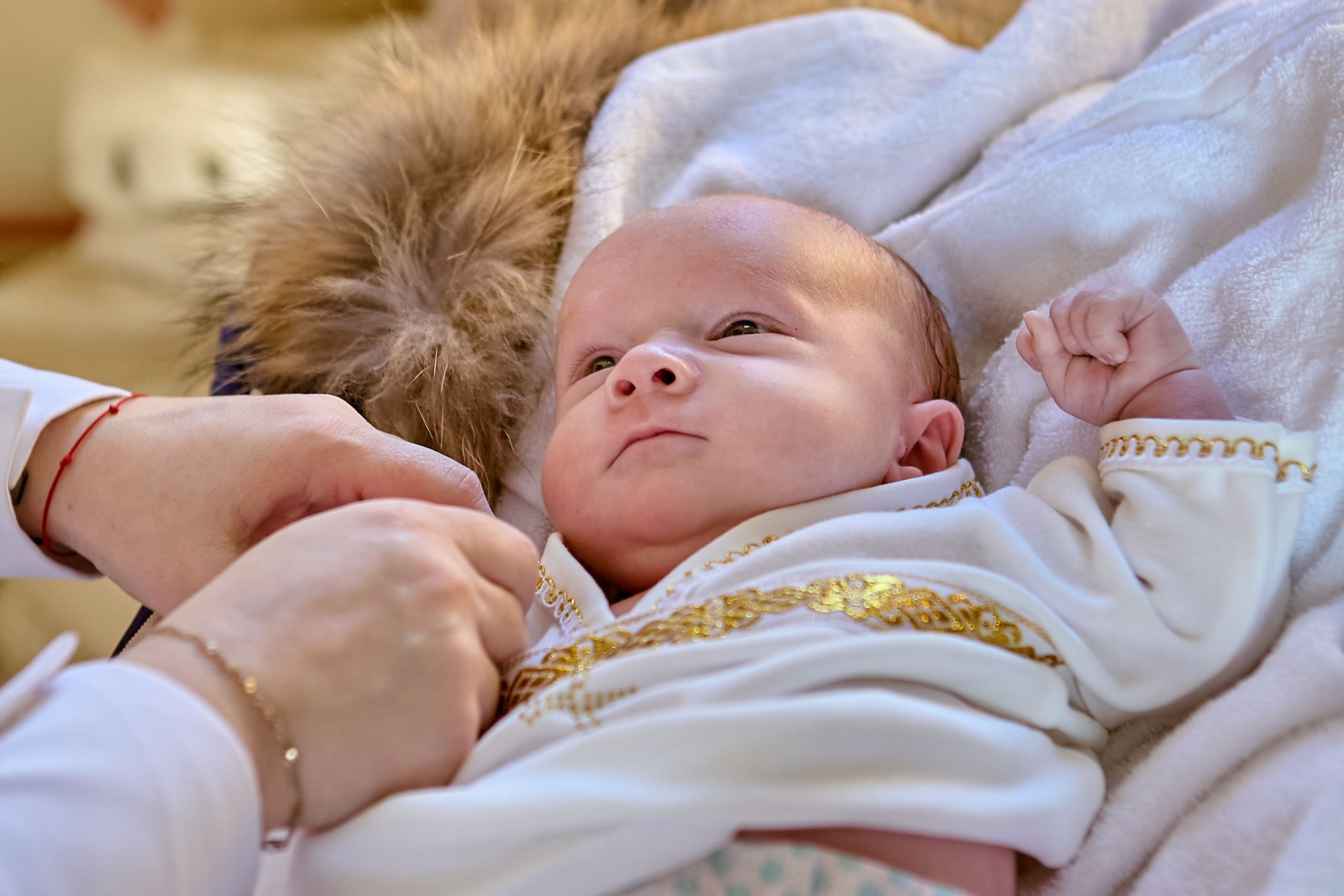 Радостный лик младенца после окунания.Православный портретный фотограф г. Дзержинск