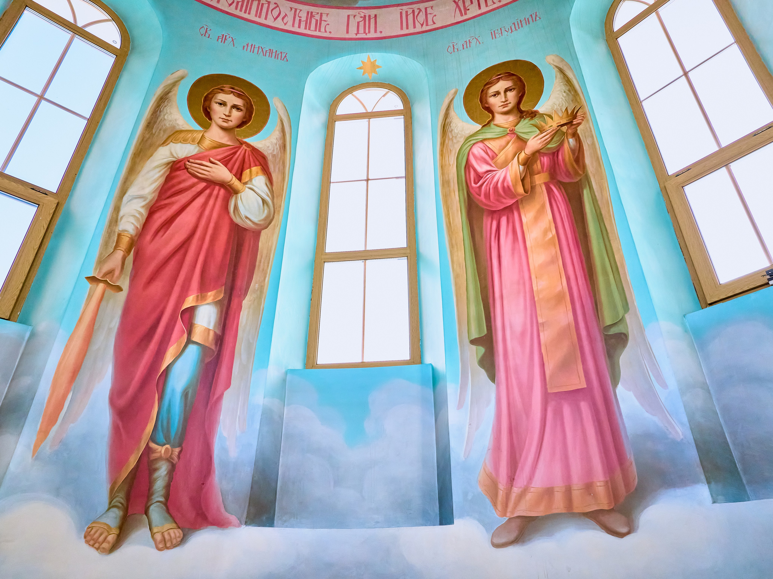 Храм  Преподобного Серафима Саровского г Дзержинск. Фрески Архангелов Михаила и Иегудиила в барабане купола храма Преподобного Серафима Саровского в Дзержинске