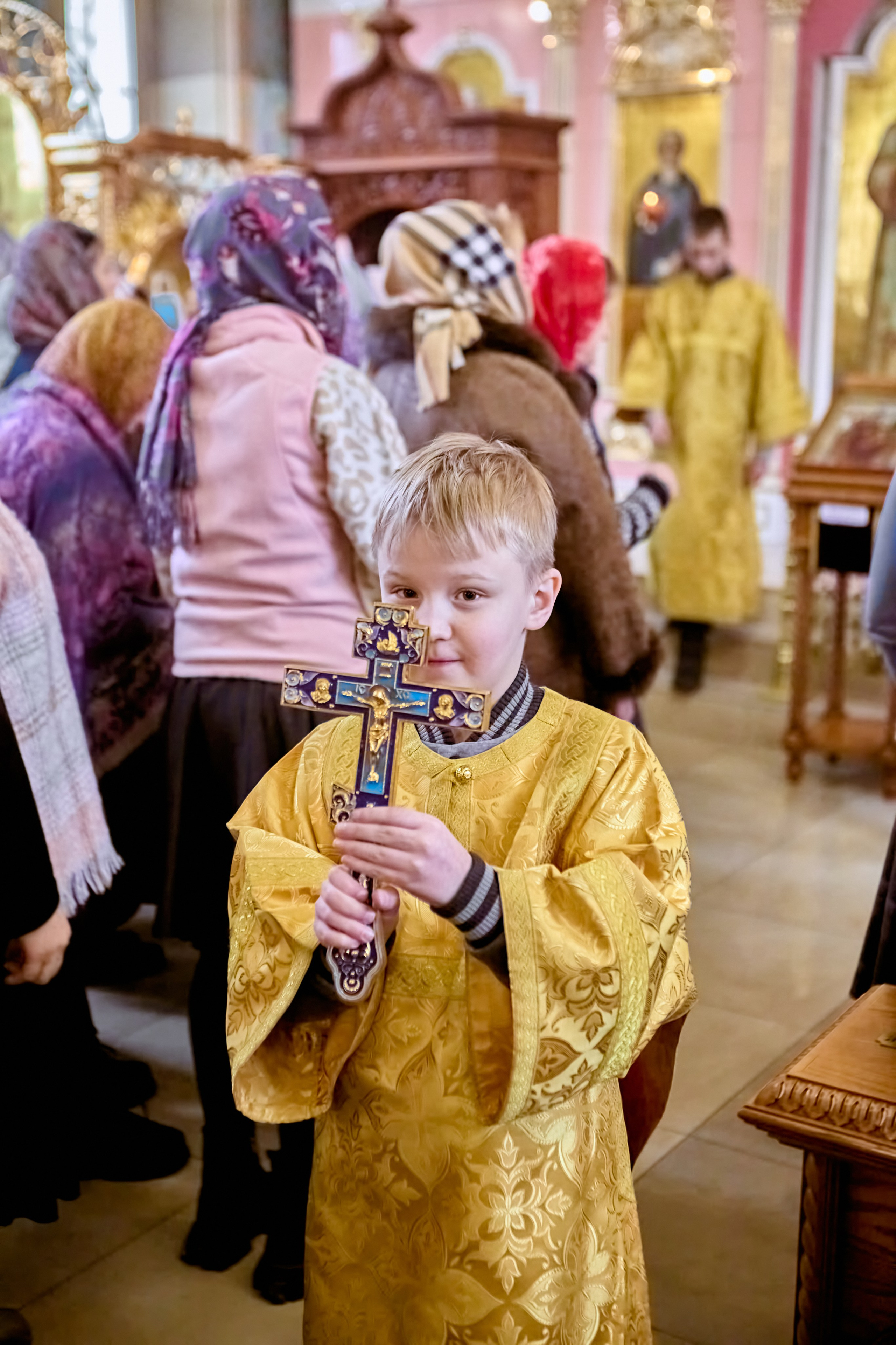 Храм Преподобного Серафима Саровского Дзержинск. Тимофей несет крест на водосвятный молебен