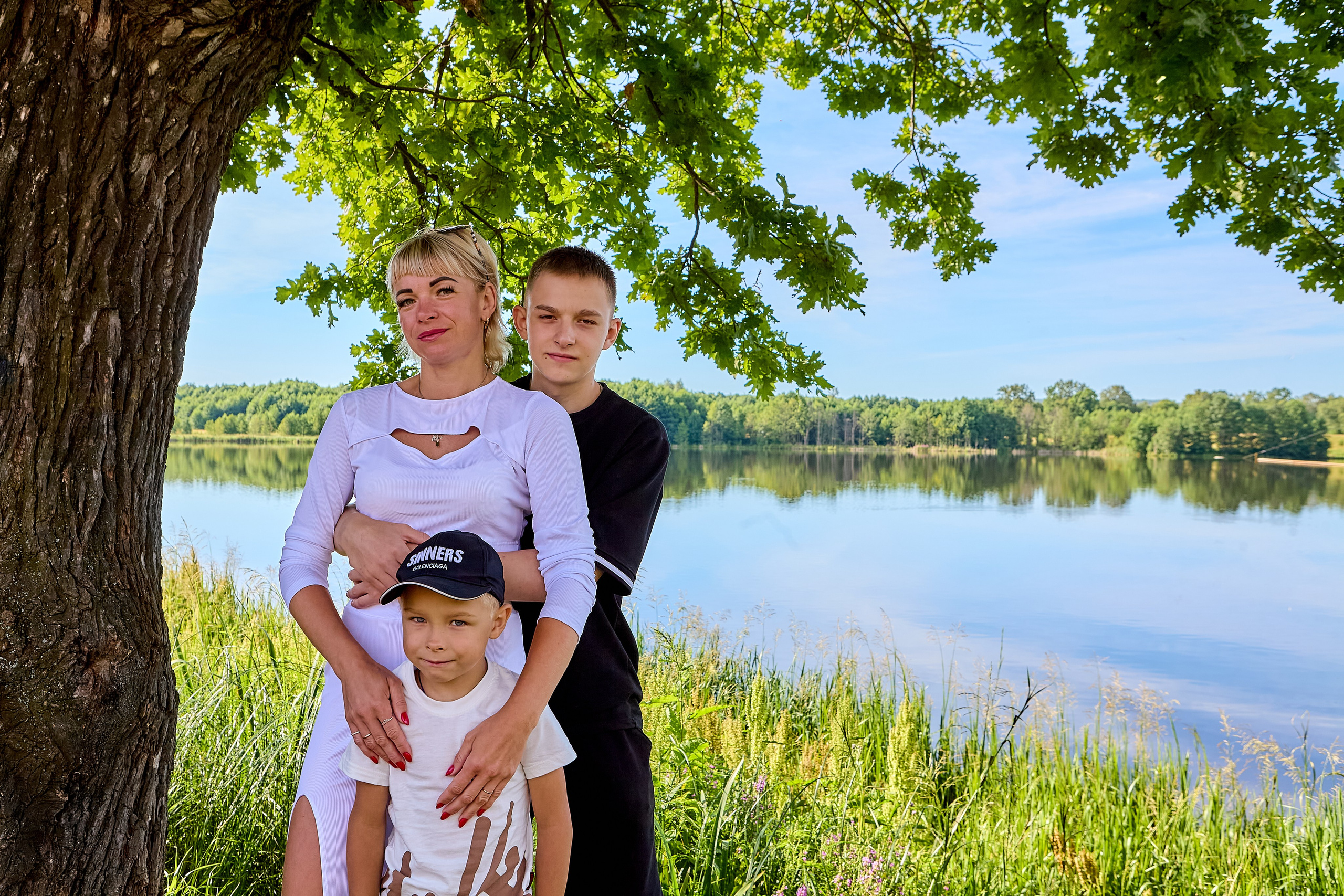 Семейная прогулка летом на озере