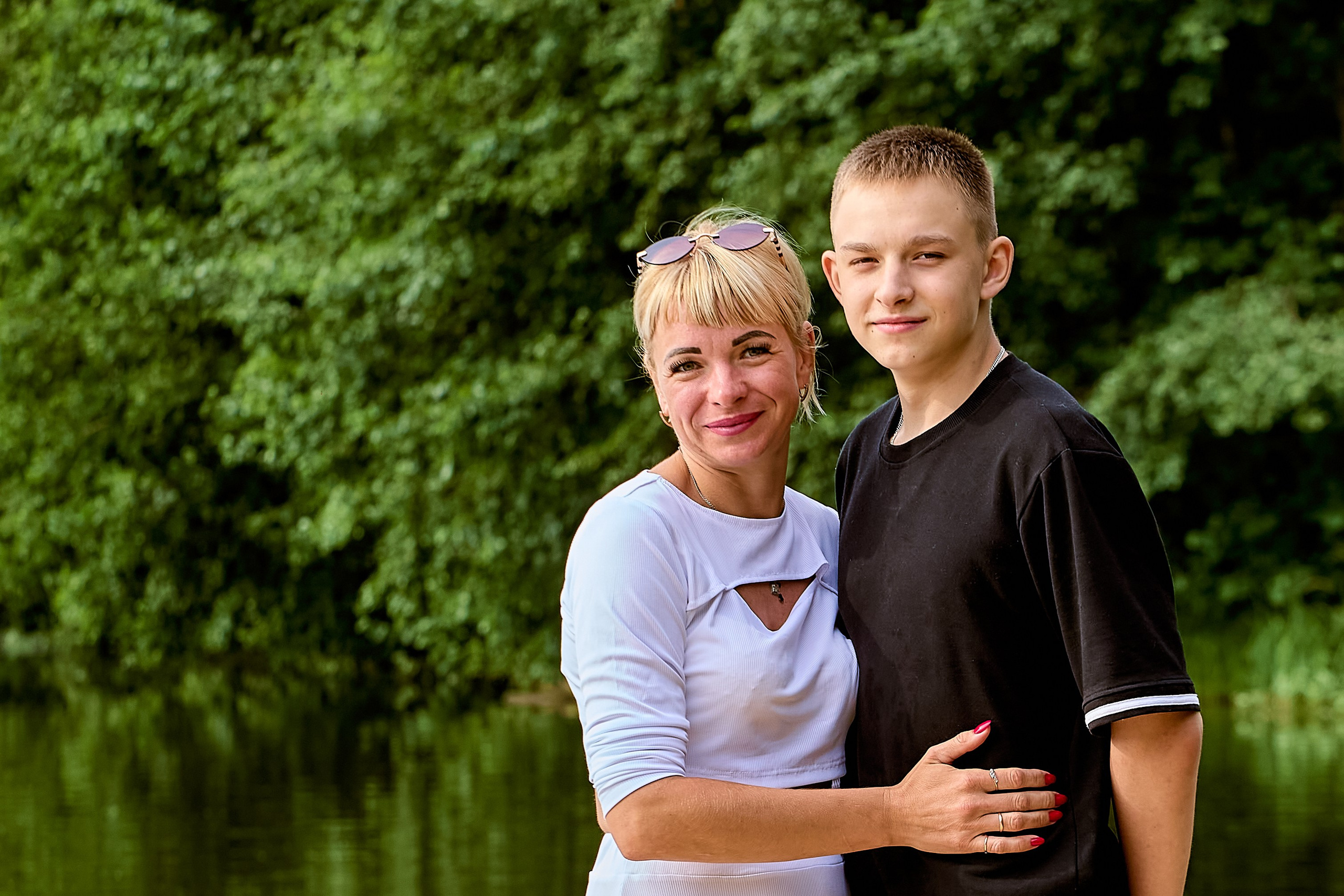 Семейная прогулка летом на озере