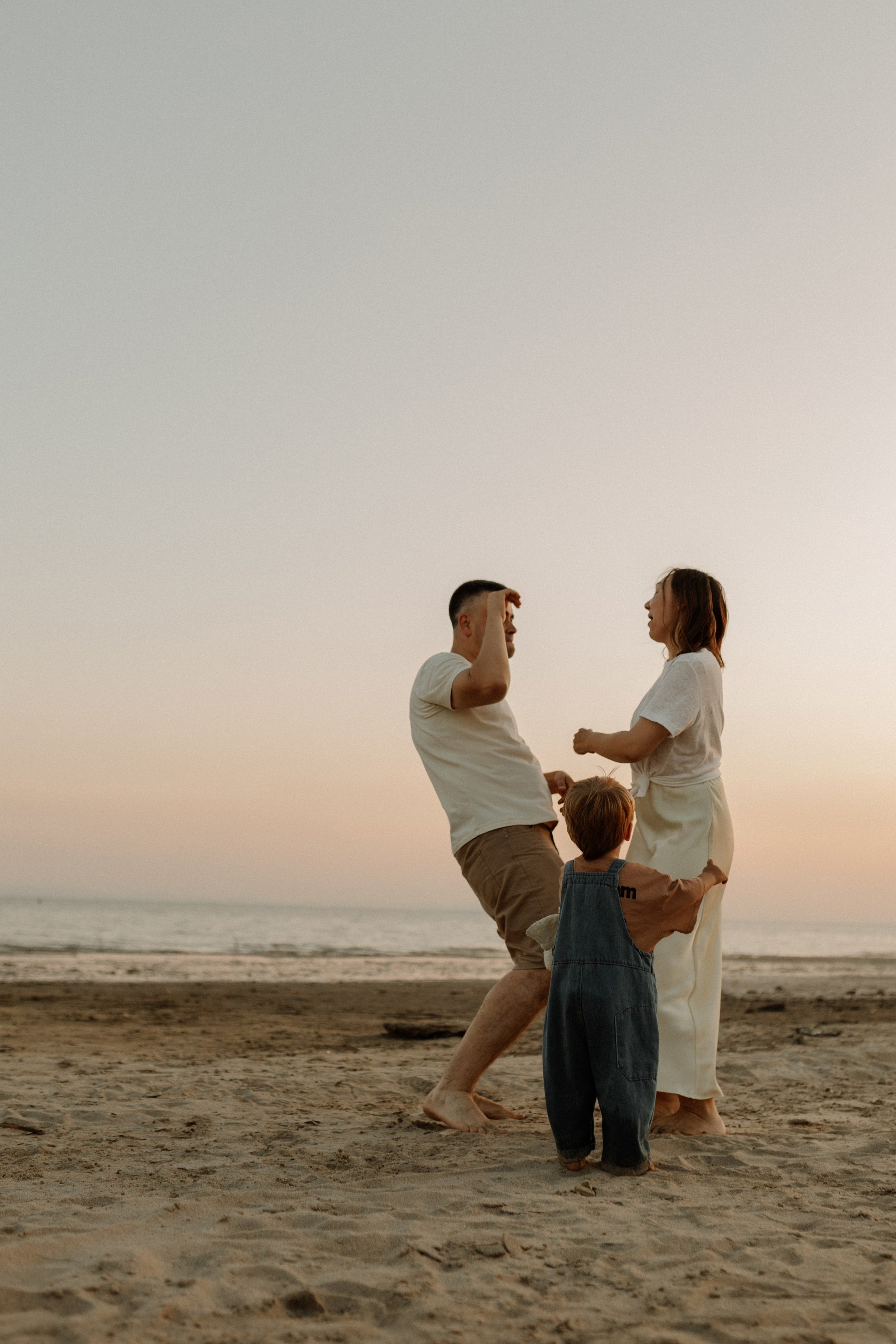 Трое у реки, не считая фотографа. Семейный фотограф в Краснодаре Яна Морева