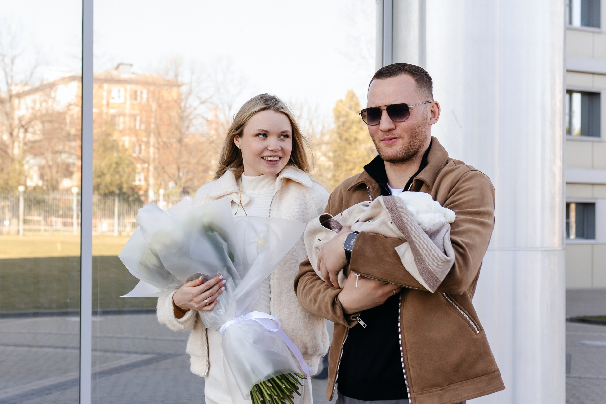 Фотограф на выписку из роддома в Краснодаре, выписка из Екатерининского роддома, фотограф Яна Морева. Семейный фотограф в Краснодаре Яна Морева