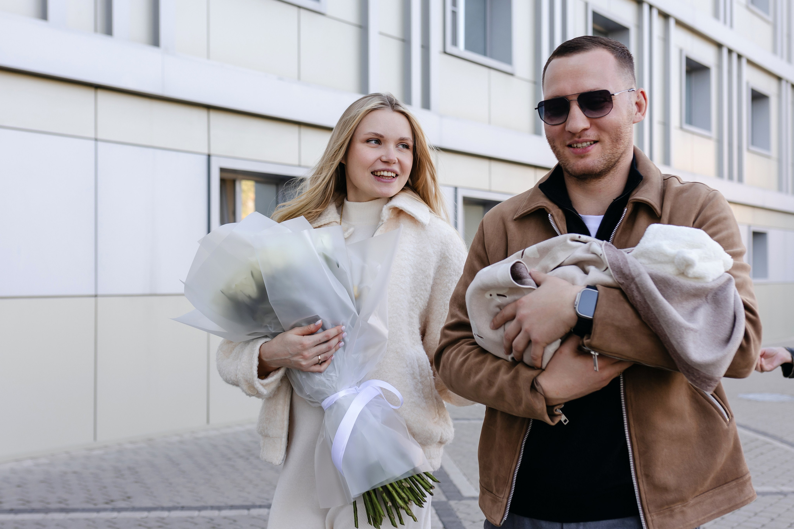 Фотограф на выписку из роддома в Краснодаре, выписка из Екатерининского роддома, фотограф Яна Морева. Семейный фотограф в Краснодаре Яна Морева