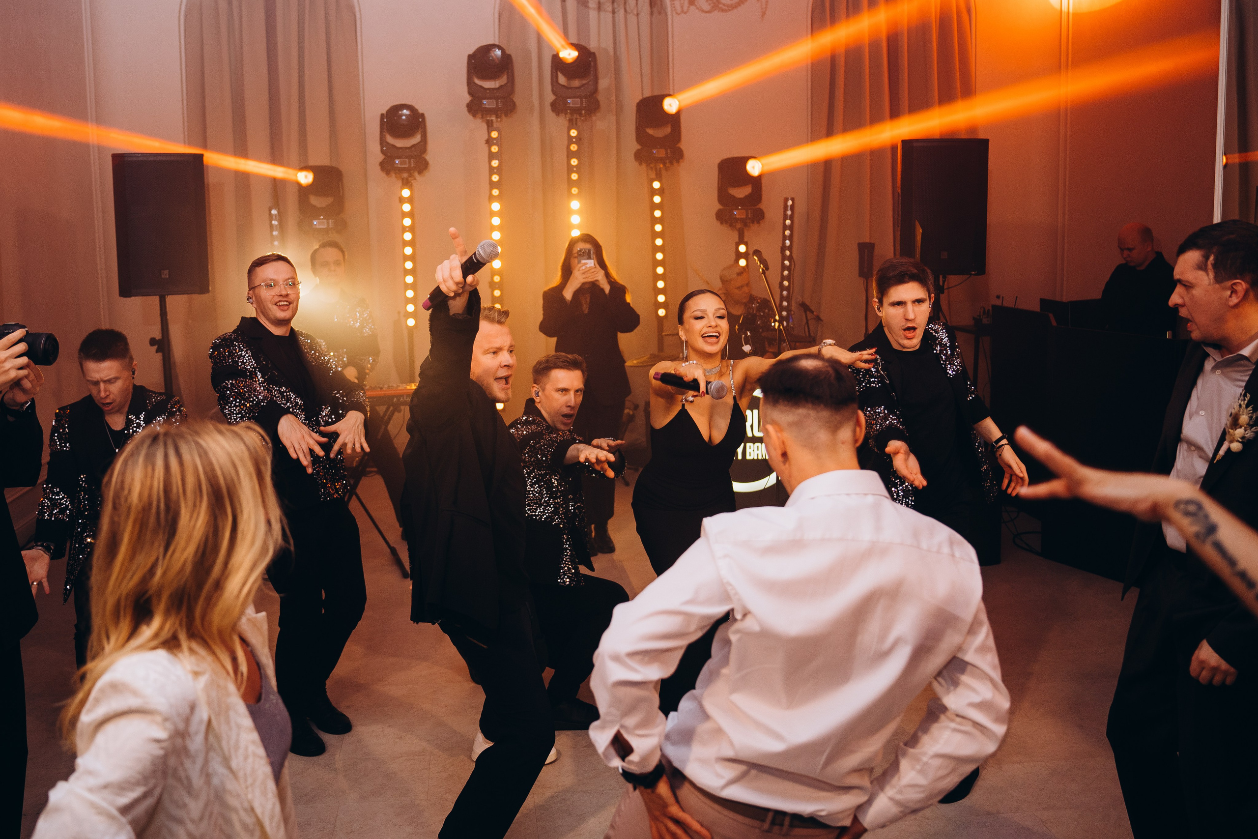Веселые гости танцуют на свадебном банкете — репортажная съемка свадебных мероприятий в Москве с живыми эмоциями.