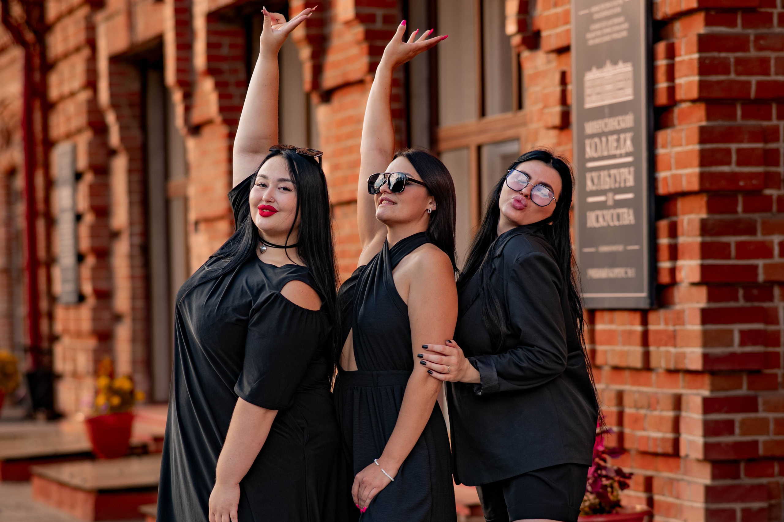 Летняя фотосессия в Минусинске около дома Вильнера: женственность в деталях. Семейный и свадебный фотограф в Абакане Юлия Су