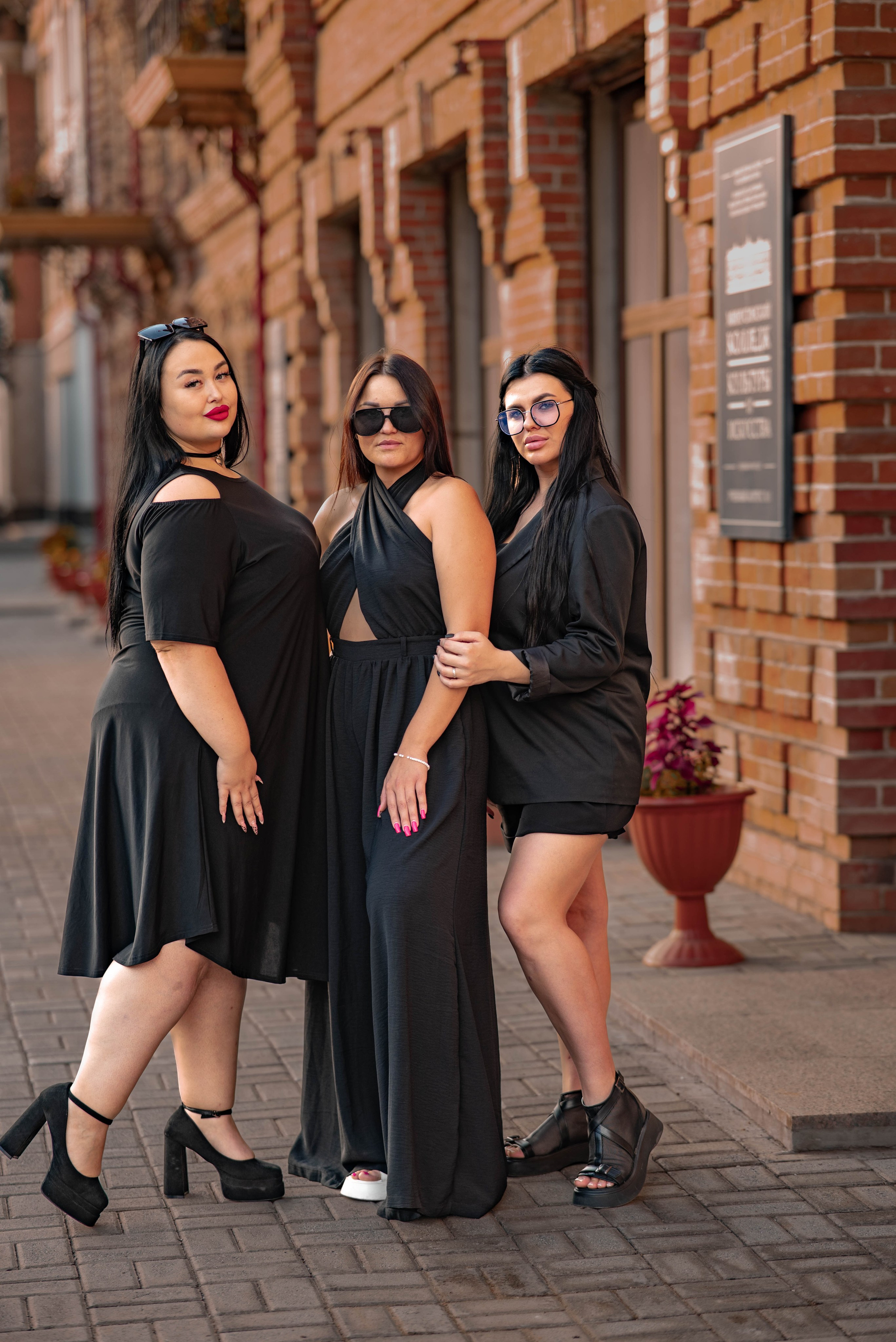 Летняя фотосессия в Минусинске около дома Вильнера: женственность в деталях. Семейный и свадебный фотограф в Абакане Юлия Су