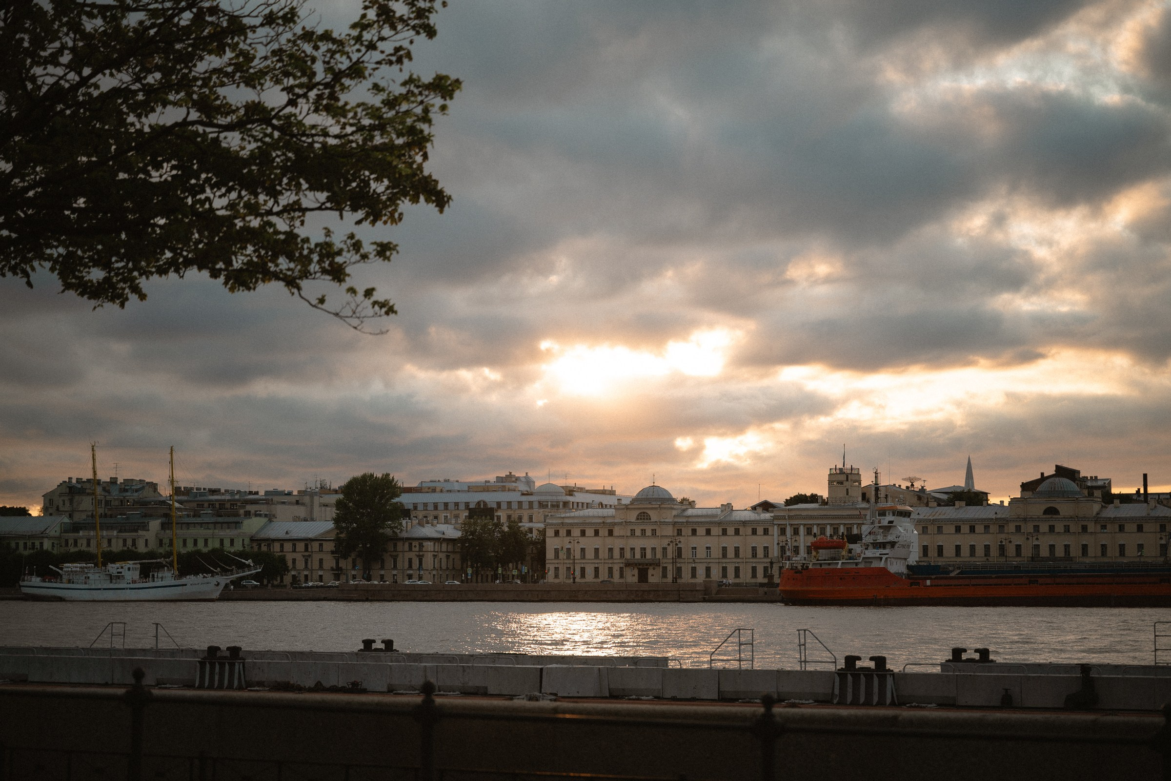 Романтическая фотосессия в центре Санкт-Петербурга, фотосессия пары на улице