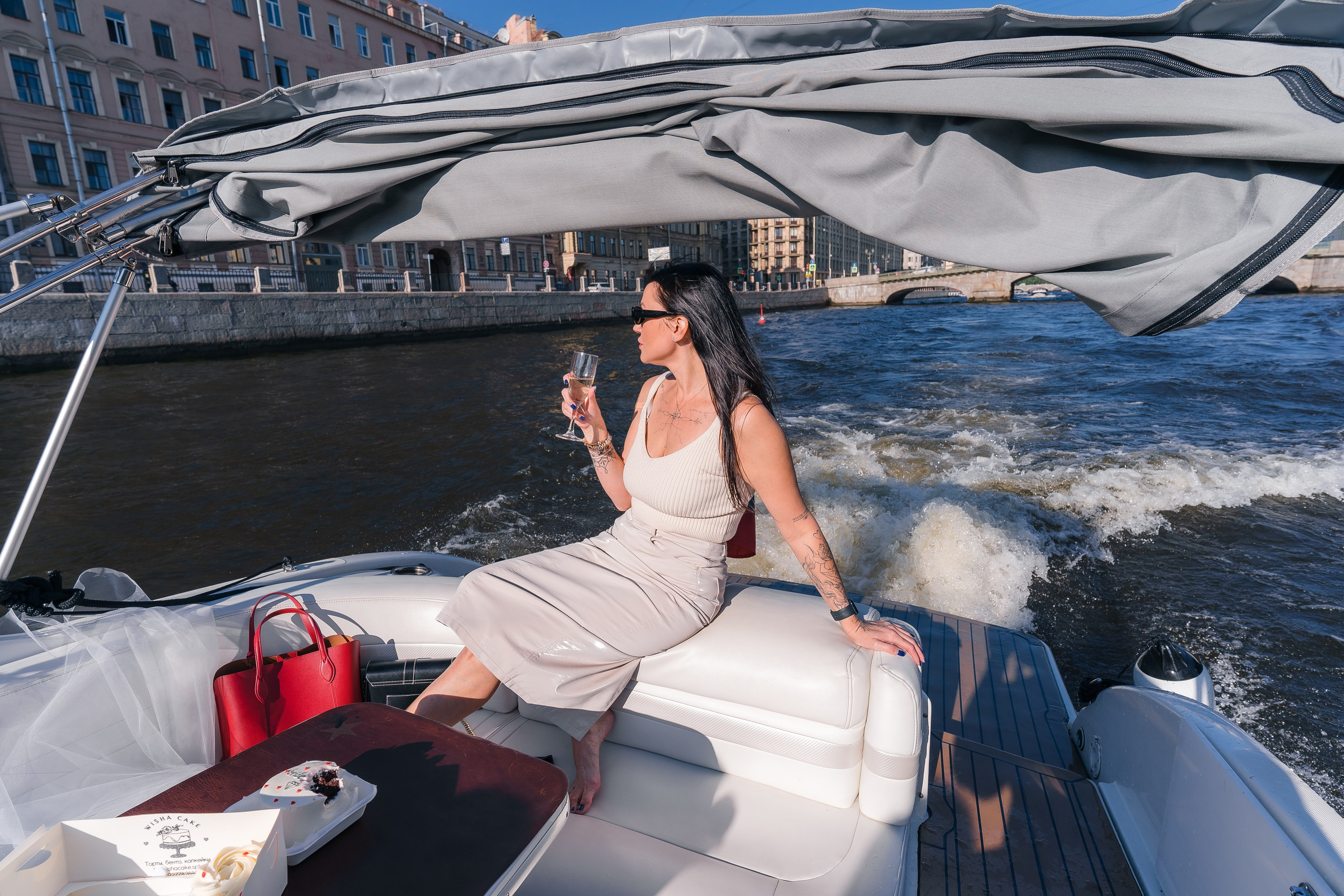 Фотосъемка девичника, встреча девушек, веселые женские портреты