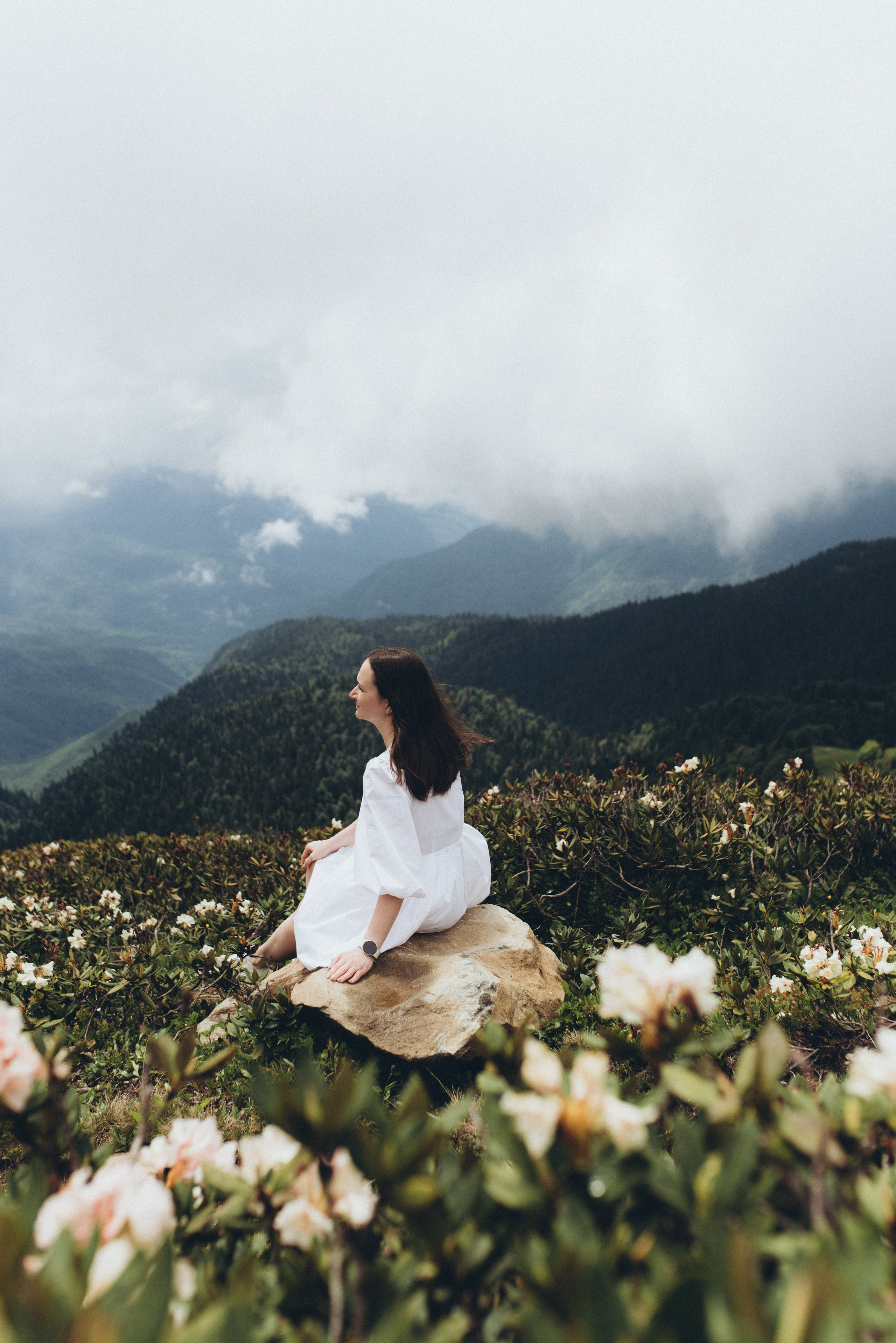 Фотосессия в горах Красной поляна Сочи цветение рододендрона. Фотограф в Сочи — Маргарита Поганова