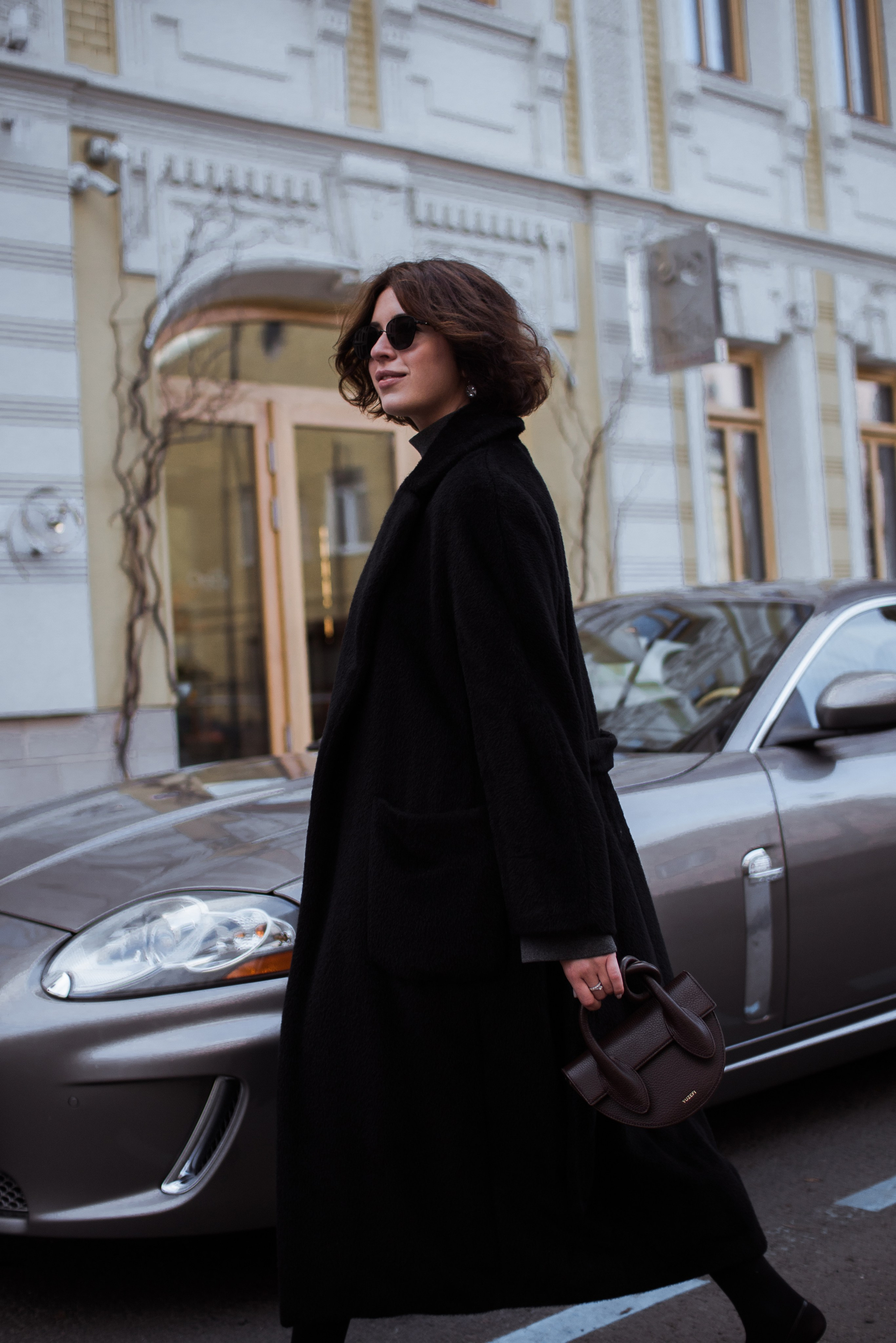 Парень с девушкой фотографируются в центре Москвы. Жуков Илья  свадебный фотограф в Москве