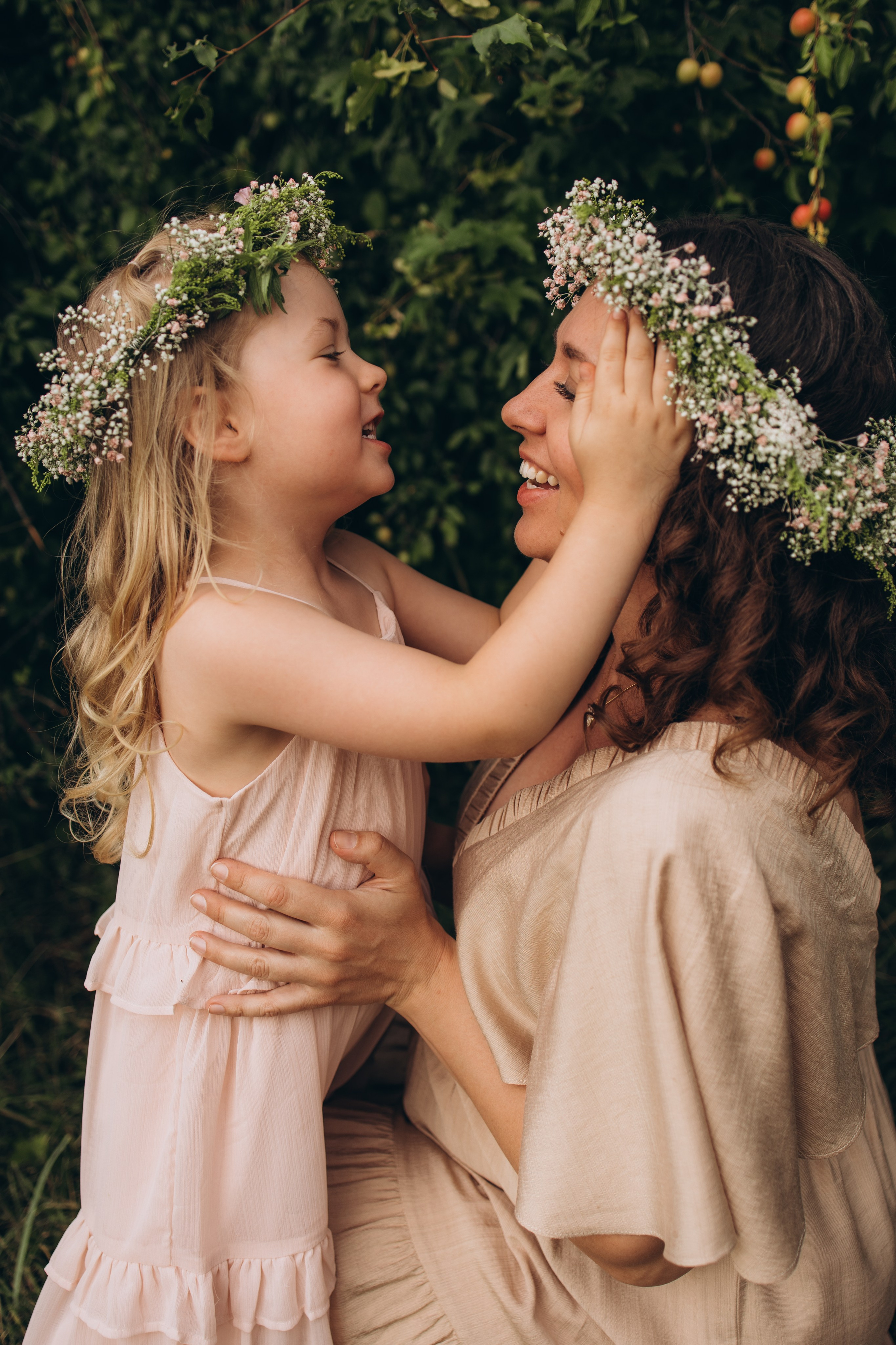 Babybauch-Shooting im Grünen. Fotografin in Erlangen, Nürnberg und Umgebung