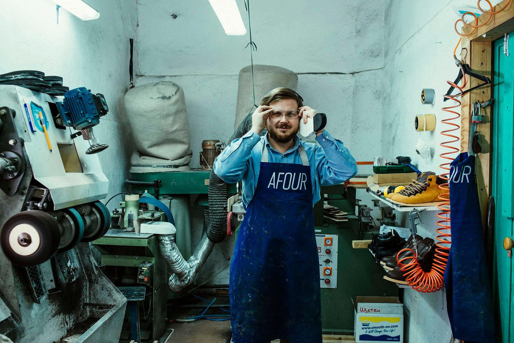 Владелец мастерской по пошиву обуви и кроссовок в Санкт-Петербурге. Съемка для рекламной кампании E-bay. 