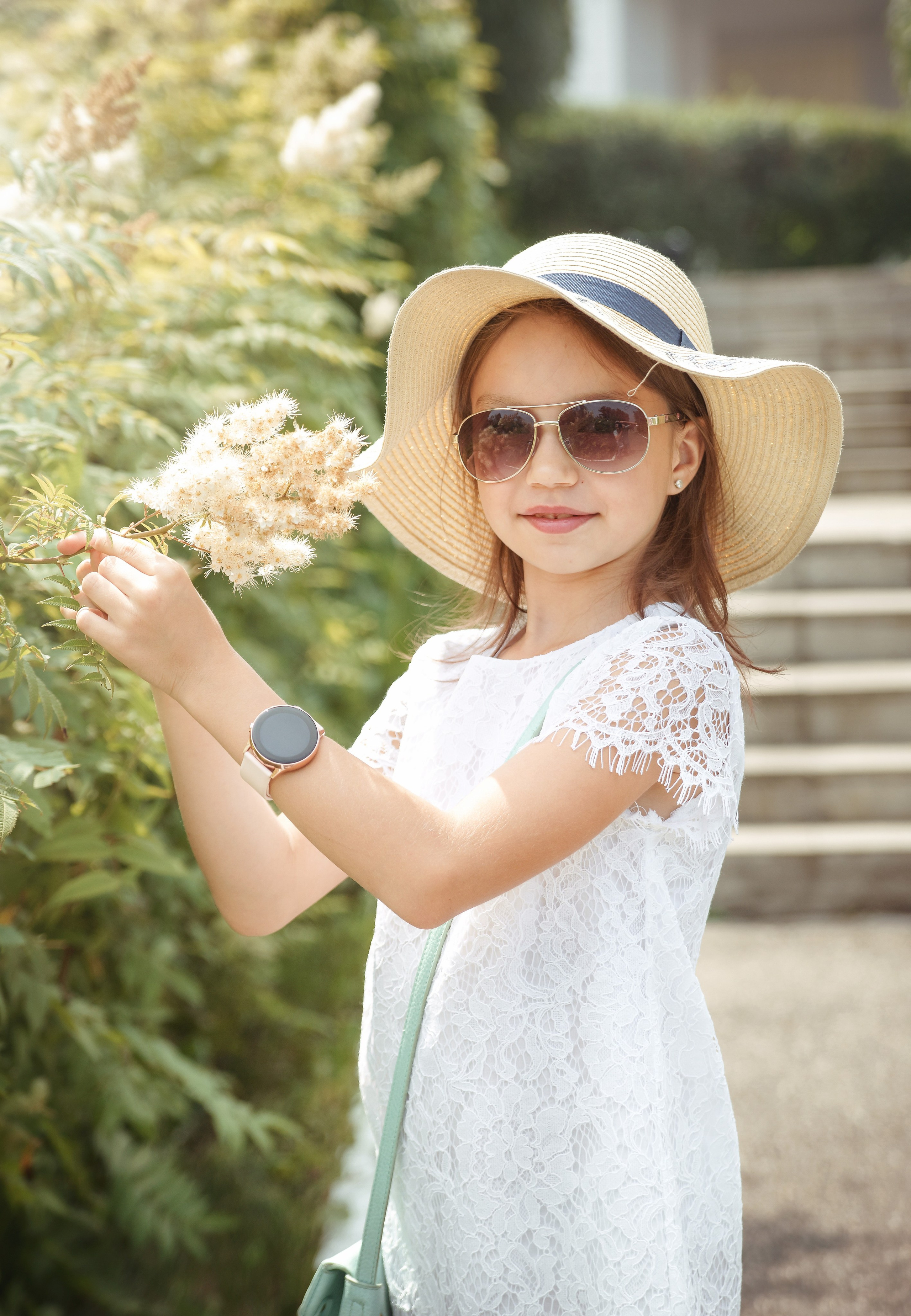Детская фотосессия летом - девочка стоя с цветами