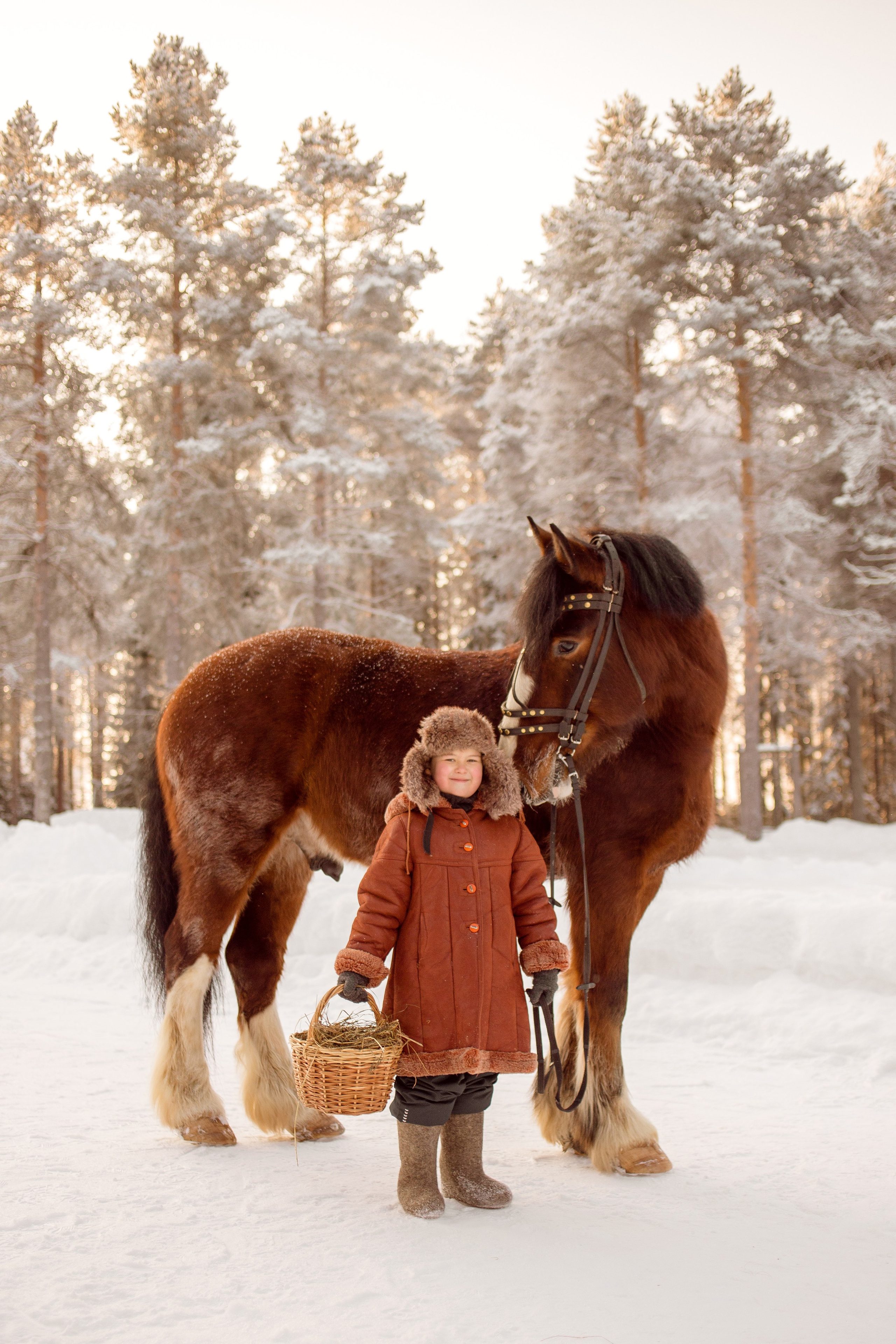 Детская фотосессия с лошадью зимой