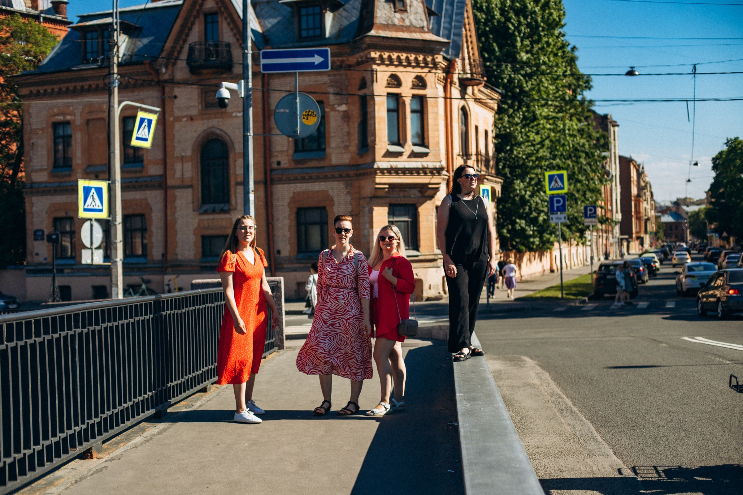 Катерина с подругами в июне. Фотопрогулка в Петербурге. Индивидуальный и семейный фотограф в Санкт-Петербурге