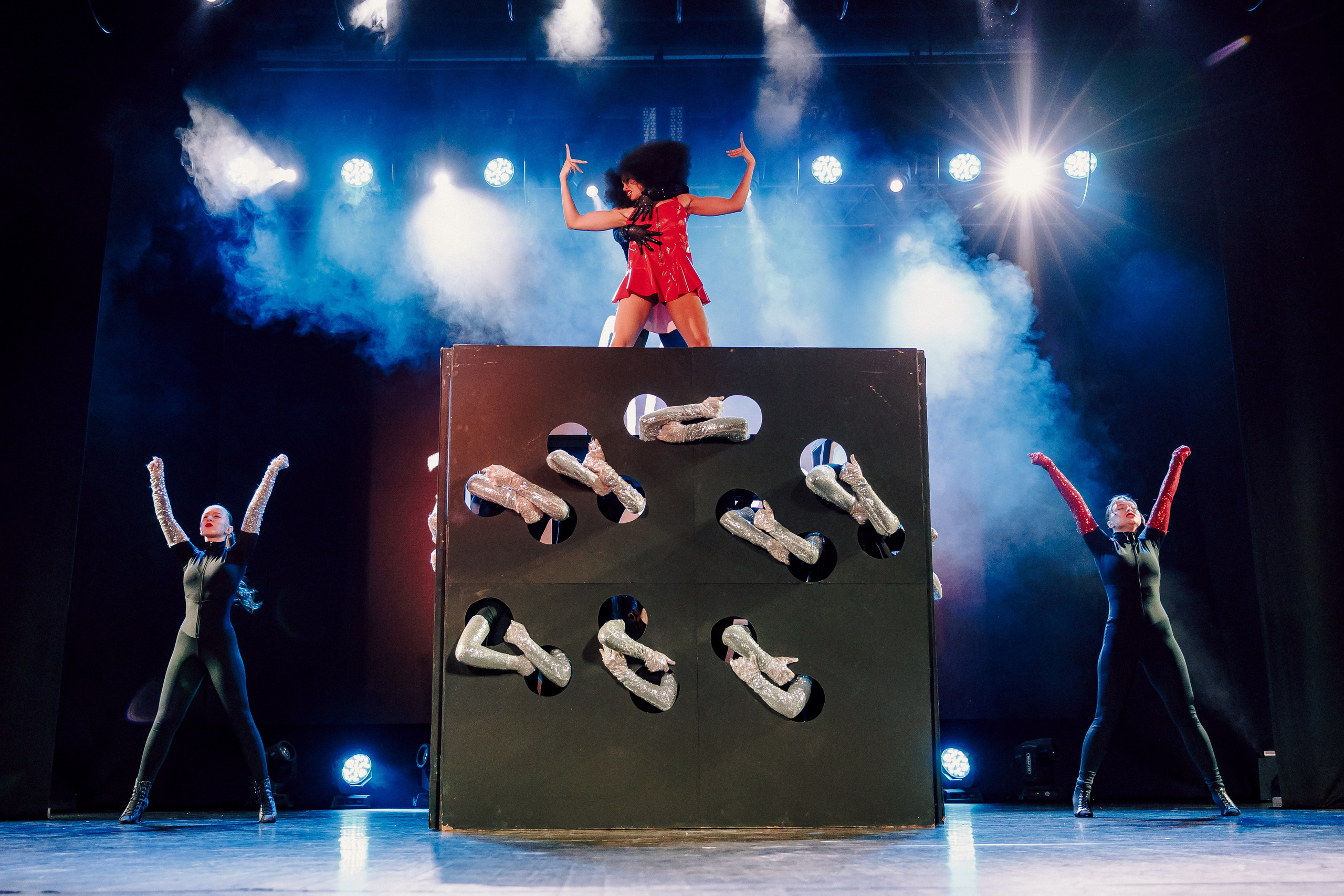 Отчётный концерт танцевальной школы «Red Rabbits» 2025. Лёшка Варзегов — фотограф