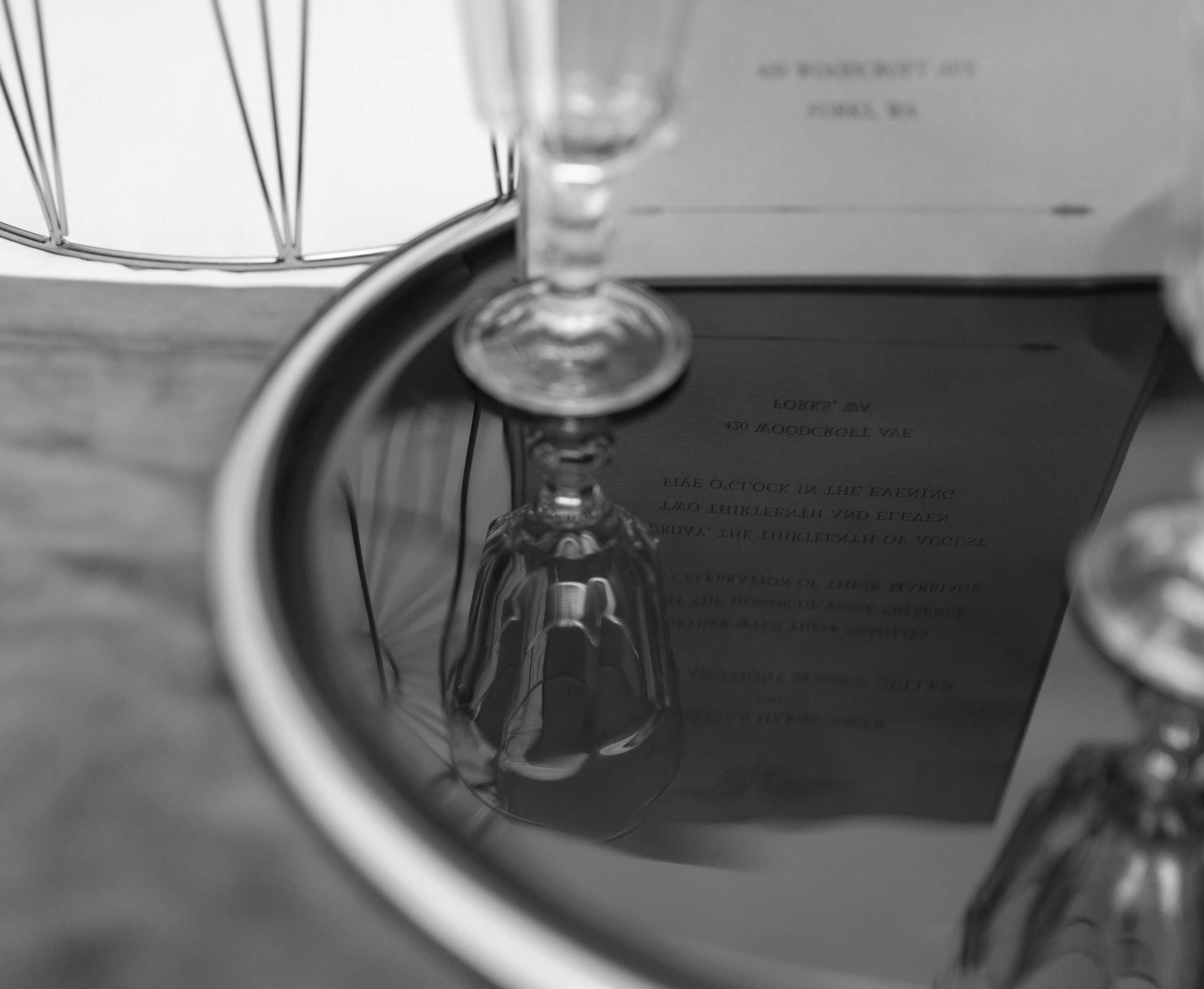 Ножки фужеров под шампанское отражаются на дне  подноса.