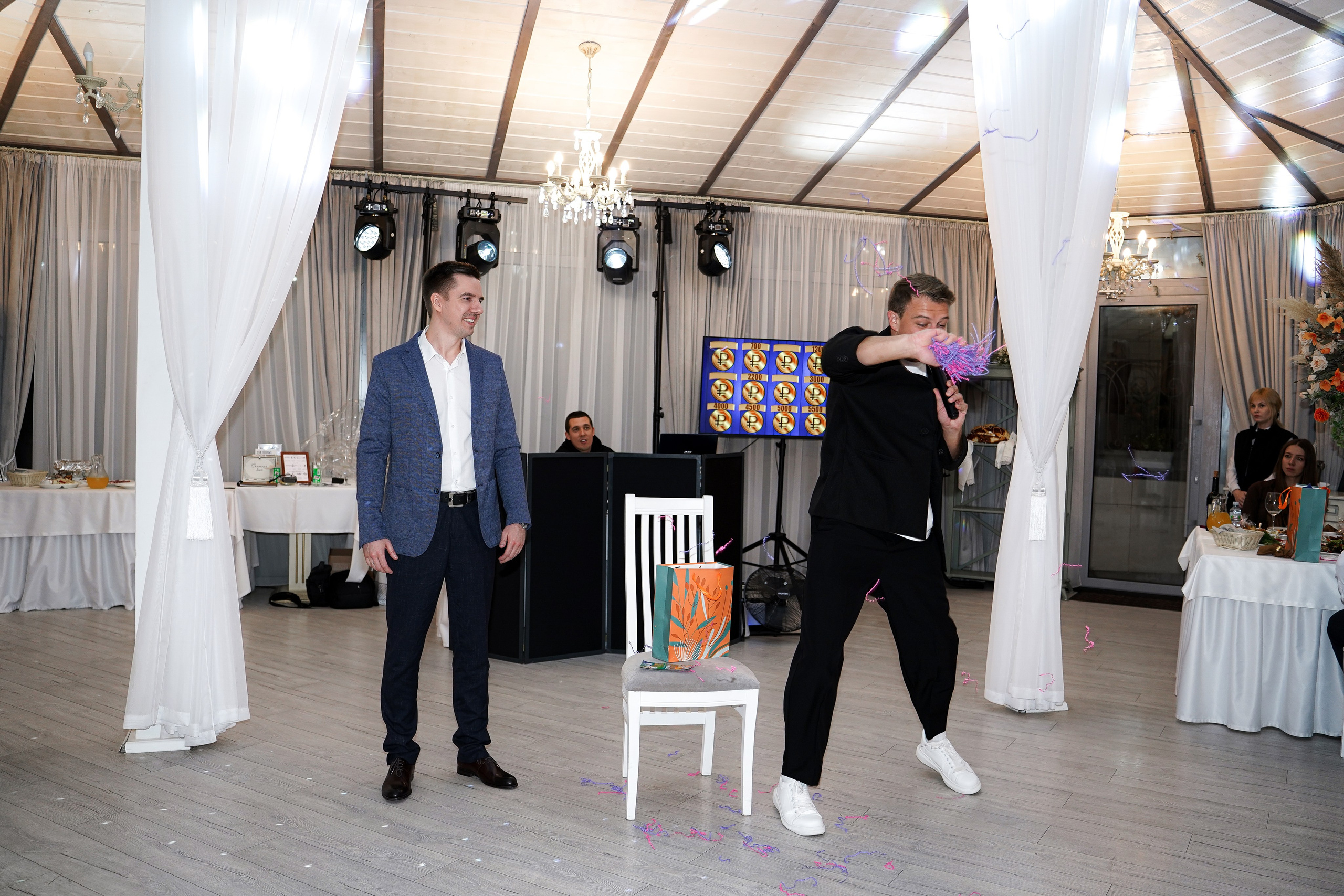 Свадебный банкет в беседке. Свадебный фотограф в Ростове-на-Дону. Таинство Крещения и Венчания, семейные фотосессии. Алёна Чёботова