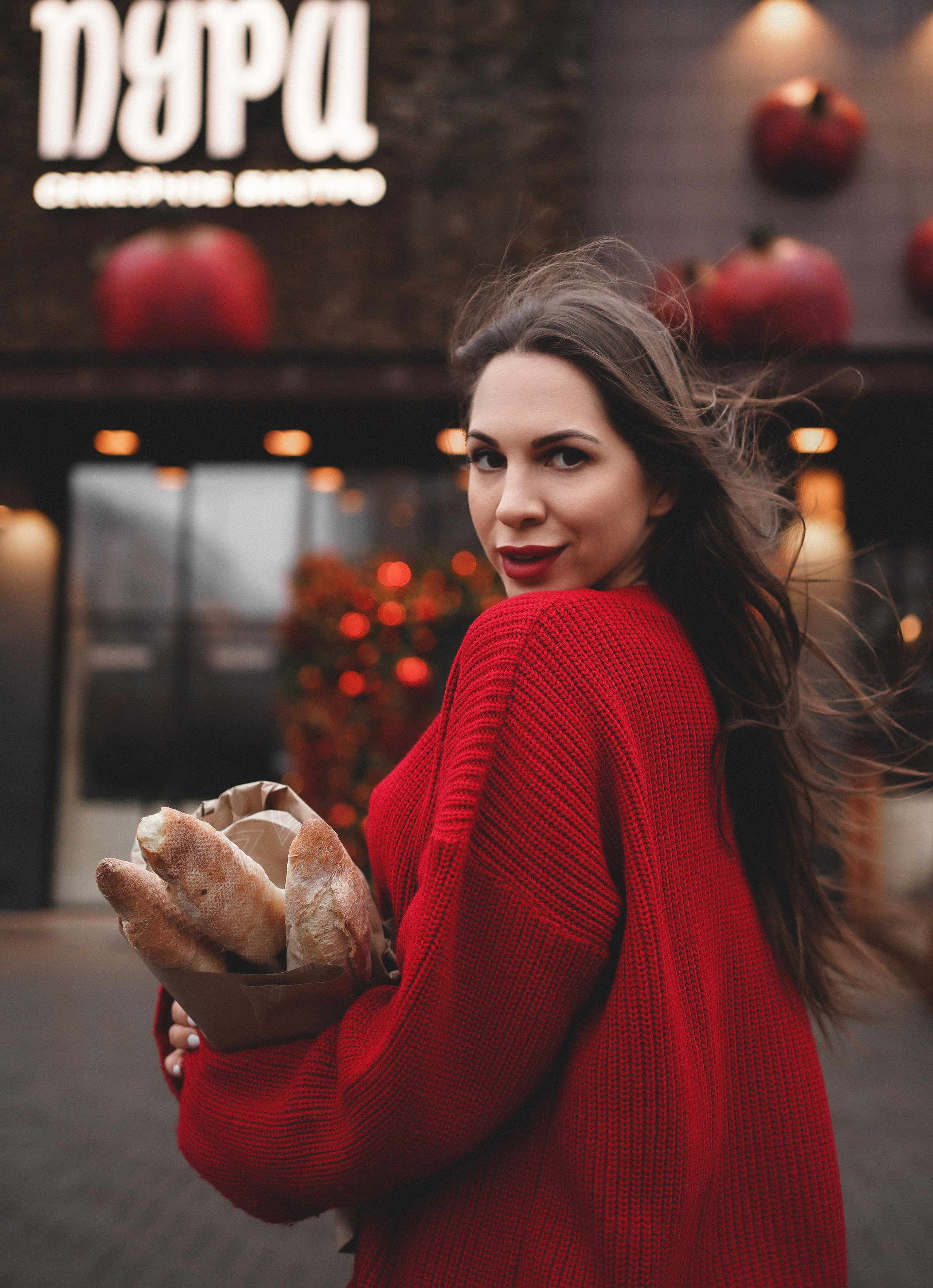 Пури пури. Фотосессия в Ростове-на-Дону. Дарья в ярком образе с батонами. Свадебный фотограф в Ростове-на-Дону. Таинство Крещения и Венчания, семейные фотосессии. Алёна Чёботова