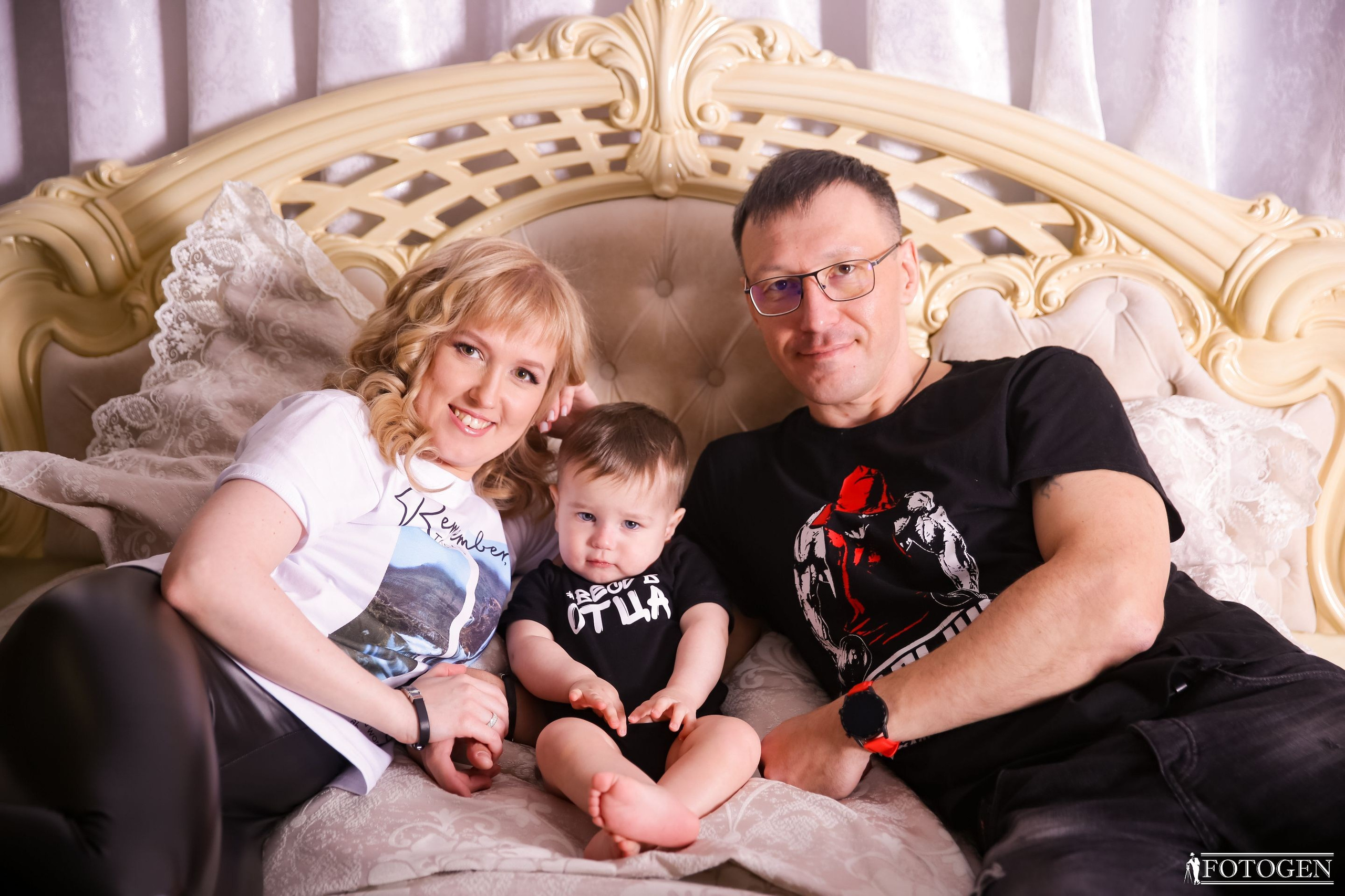 Семейная фотосессия: мама, папа и малыш | Портфолио Fotogen. Интерьерная фотостудия FOTOGEN г. Краснодар
