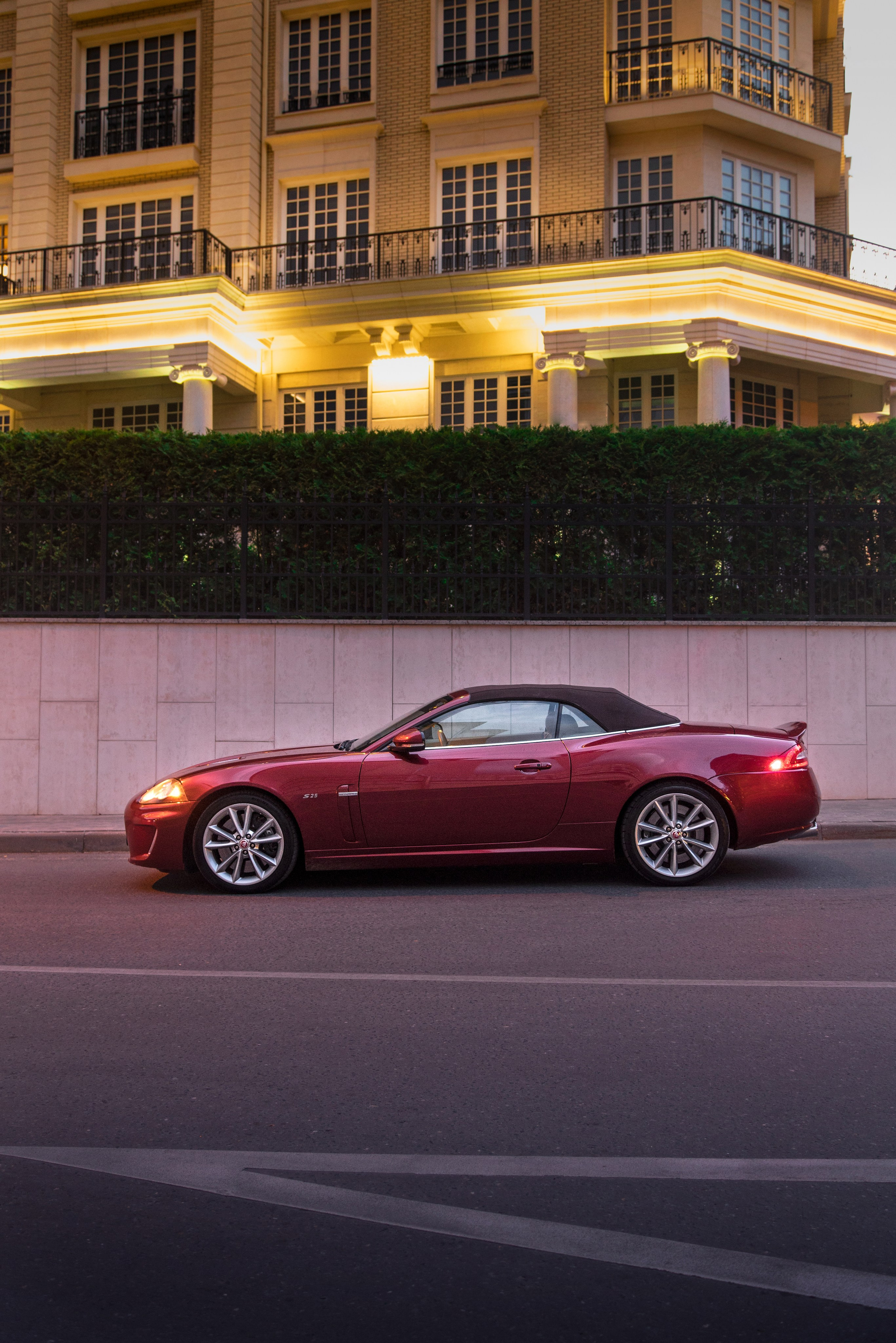 Фотосъемка в кабриолете по улицам Москвы на Jaguar. Жуков Илья  свадебный фотограф в Москве