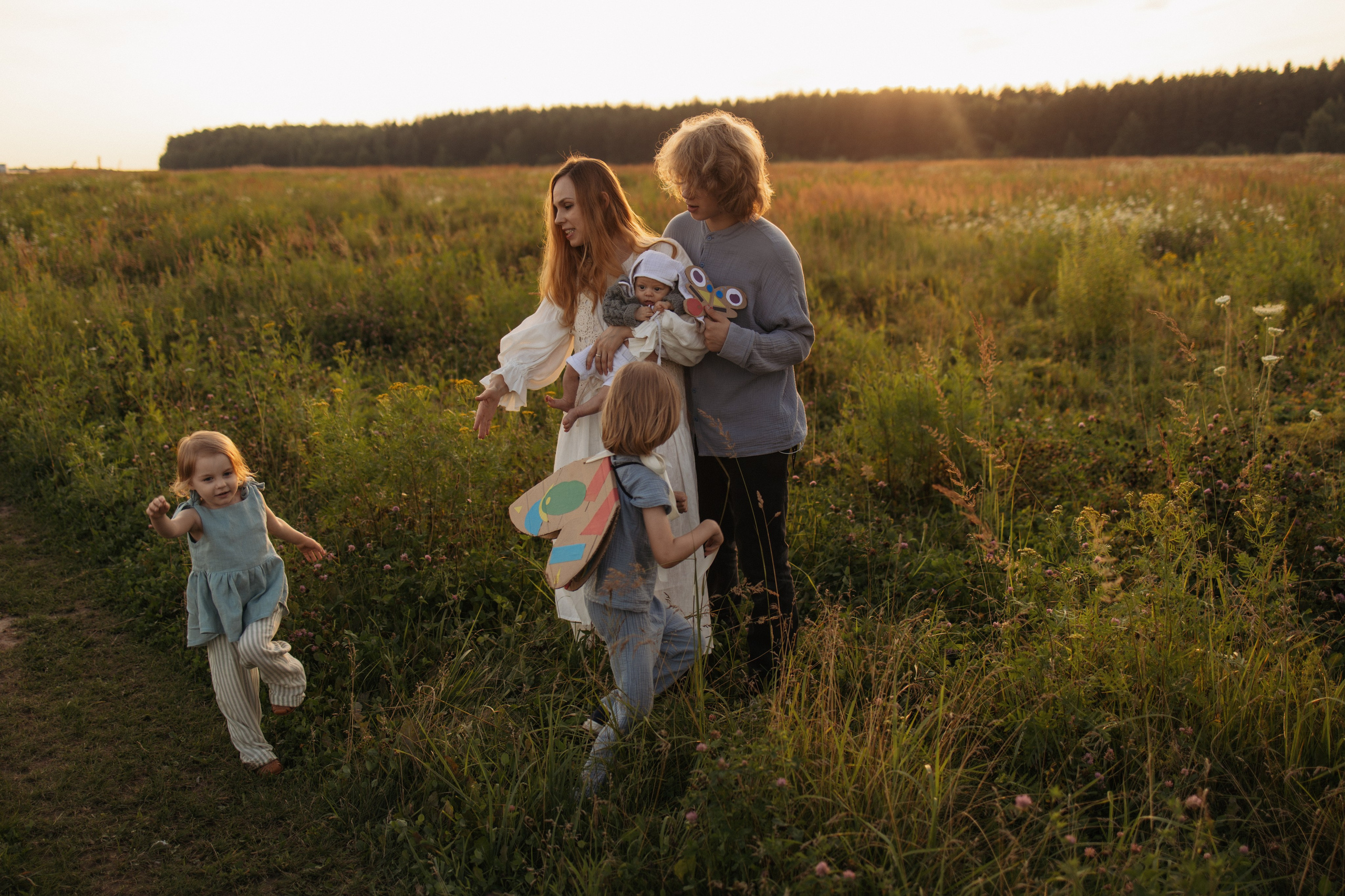 Семейная фотосессия в поле. Семейный фотограф в Москве Марина Петра