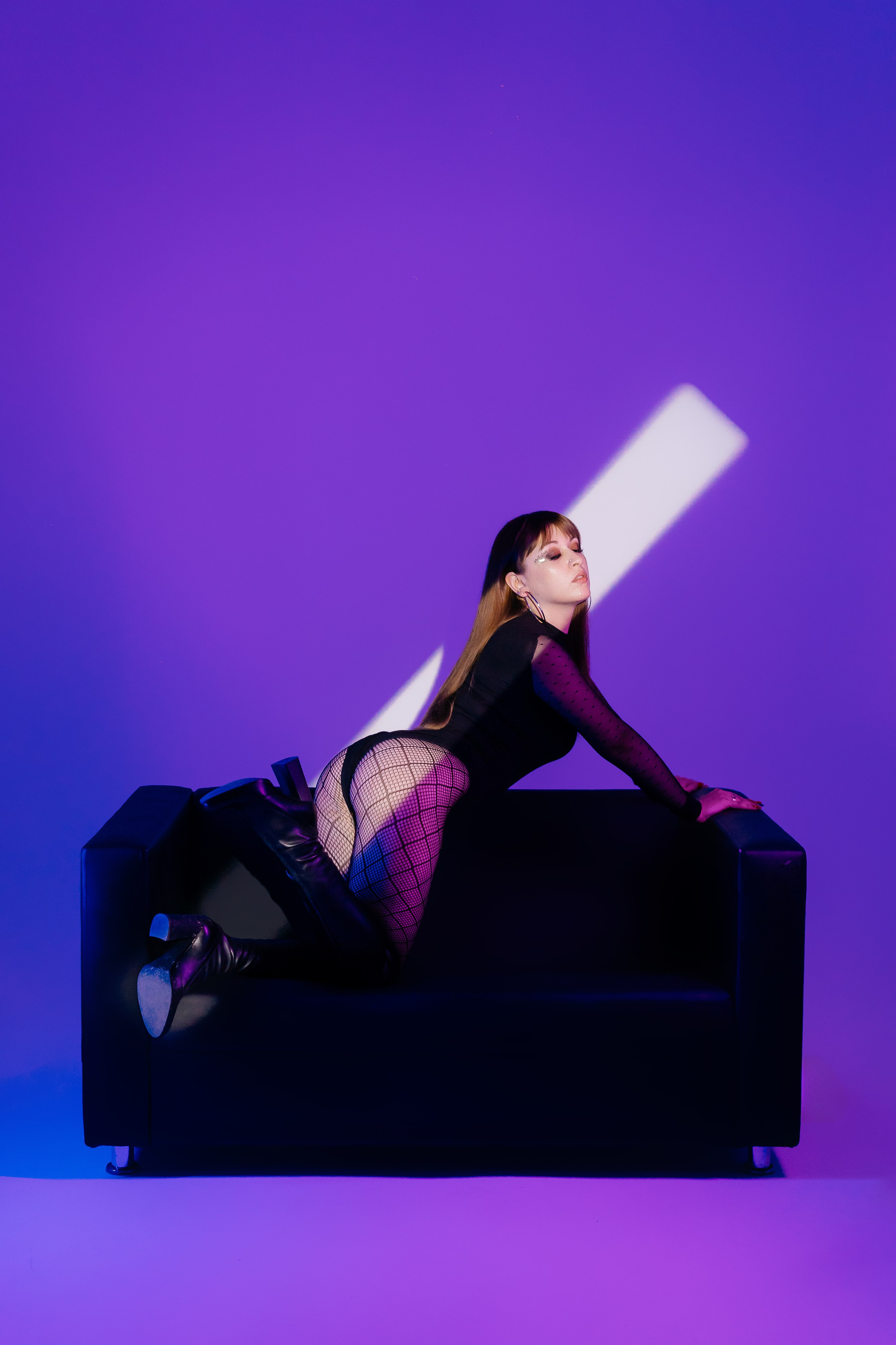 Фотосессия в неоновом свете в фотостудии. Фотограф и видеограф Смоленск | Студия Цезарь