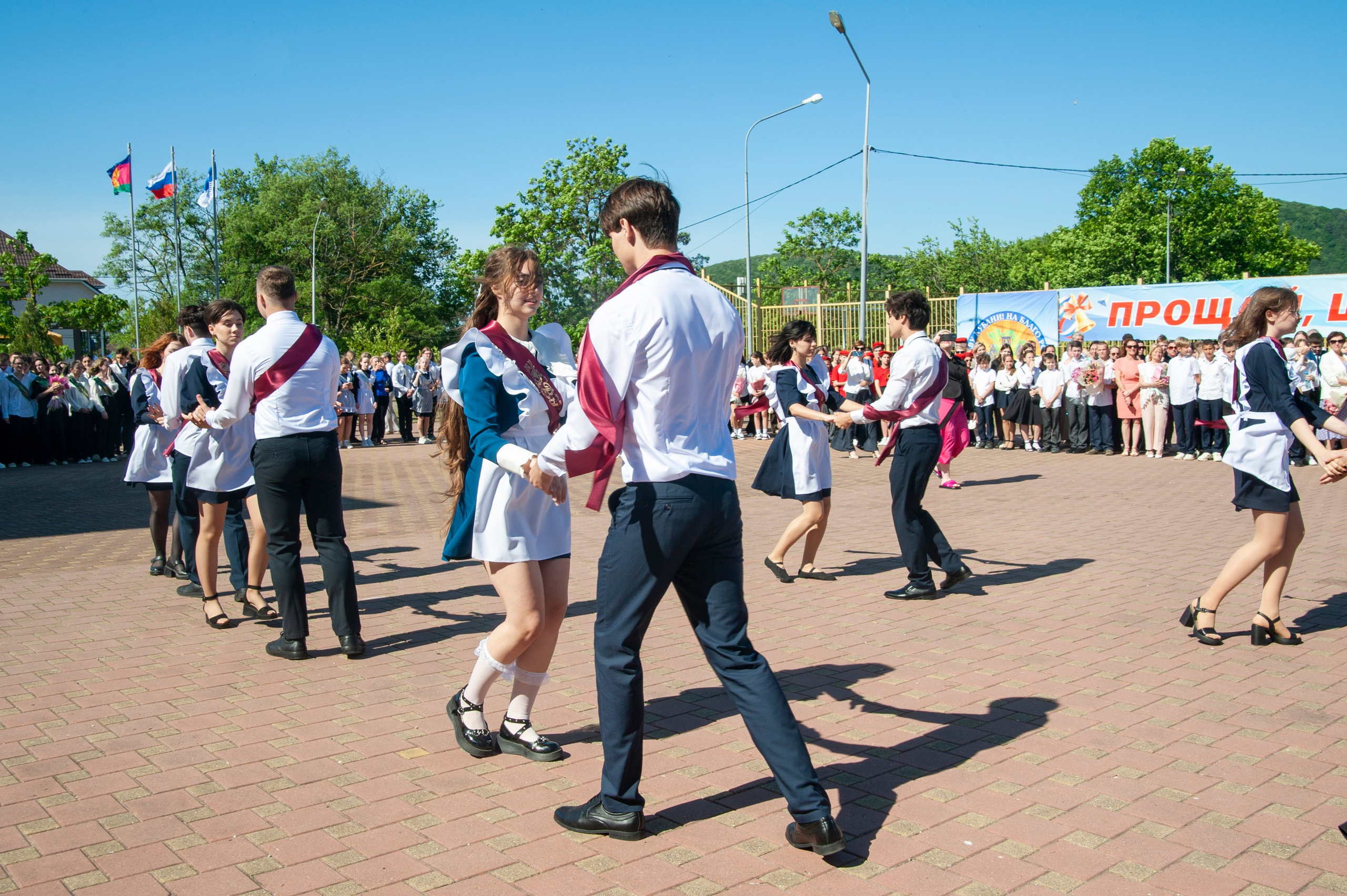 Последний Звонок МАОУ СОШ № 17 им. Эдуарда Есаяна — Архипо-Осиповка. Свадебный и семейный фотограф Денис Лукьянов в Краснодаре, Краснодарском крае и Республике Крым