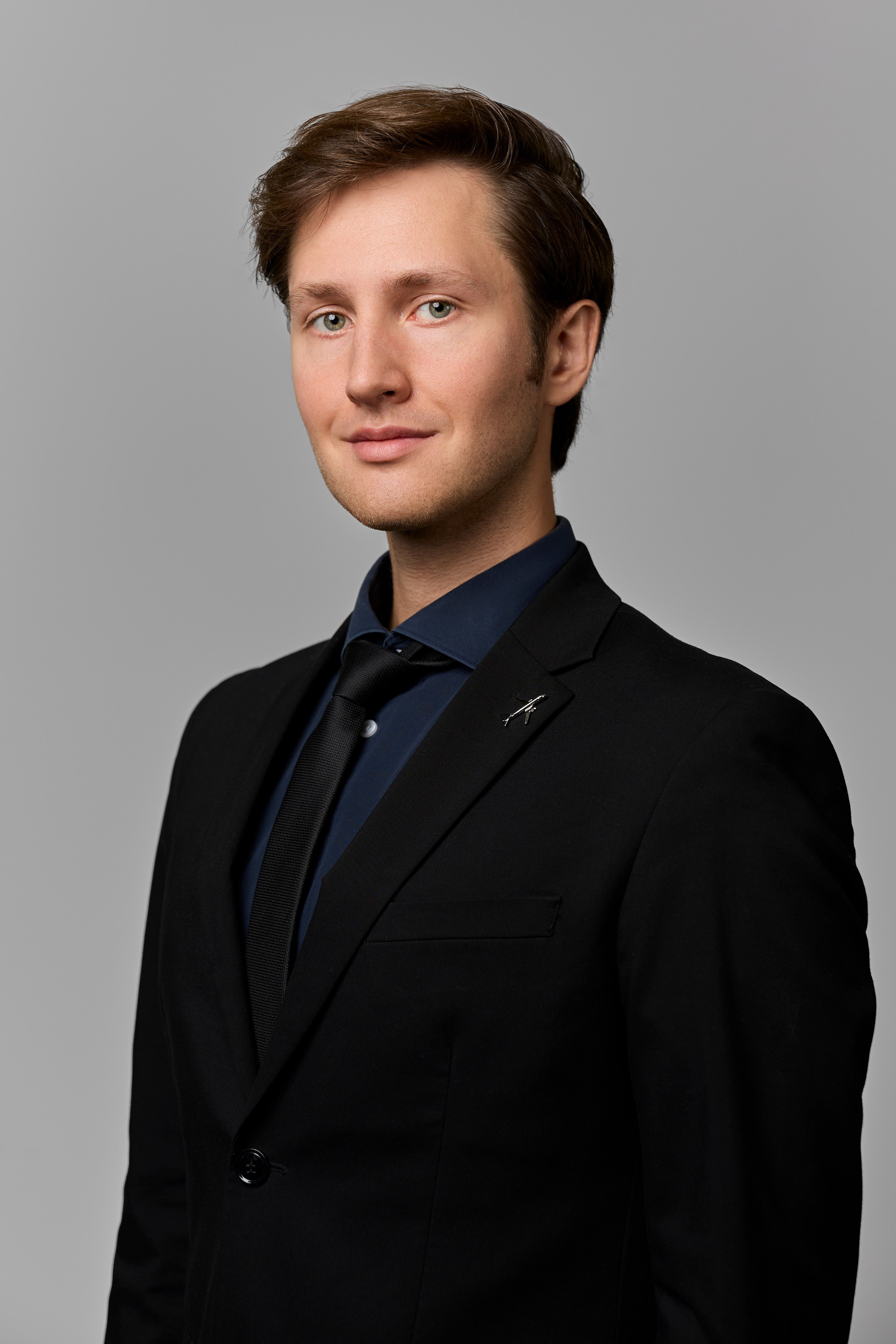 Фотография офисного сотрудника в студии в Москве.