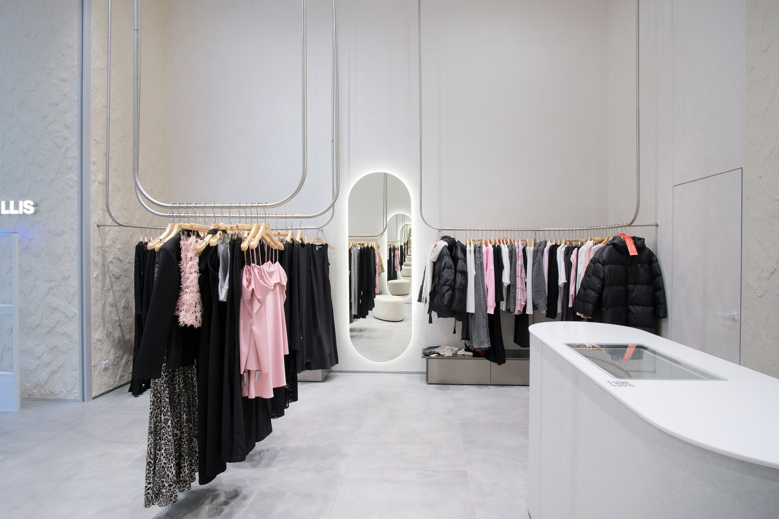 Фотография интерьера магазина женской одежды 