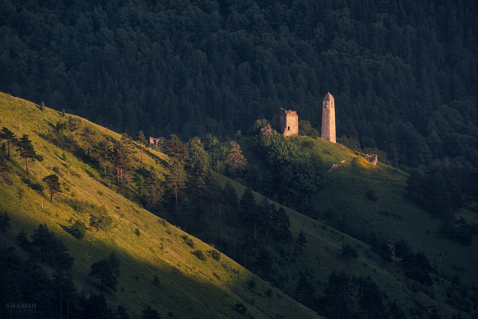 Пейзажи Ингушетии: горные хребты, башенные комплексы, долины и облака, снятые фотографом Константином Шаминым. Атмосферные кадры, передающие дух Кавказа, древнюю архитектуру и красоту природы Ингушетии. Фотограф Константин Шамин