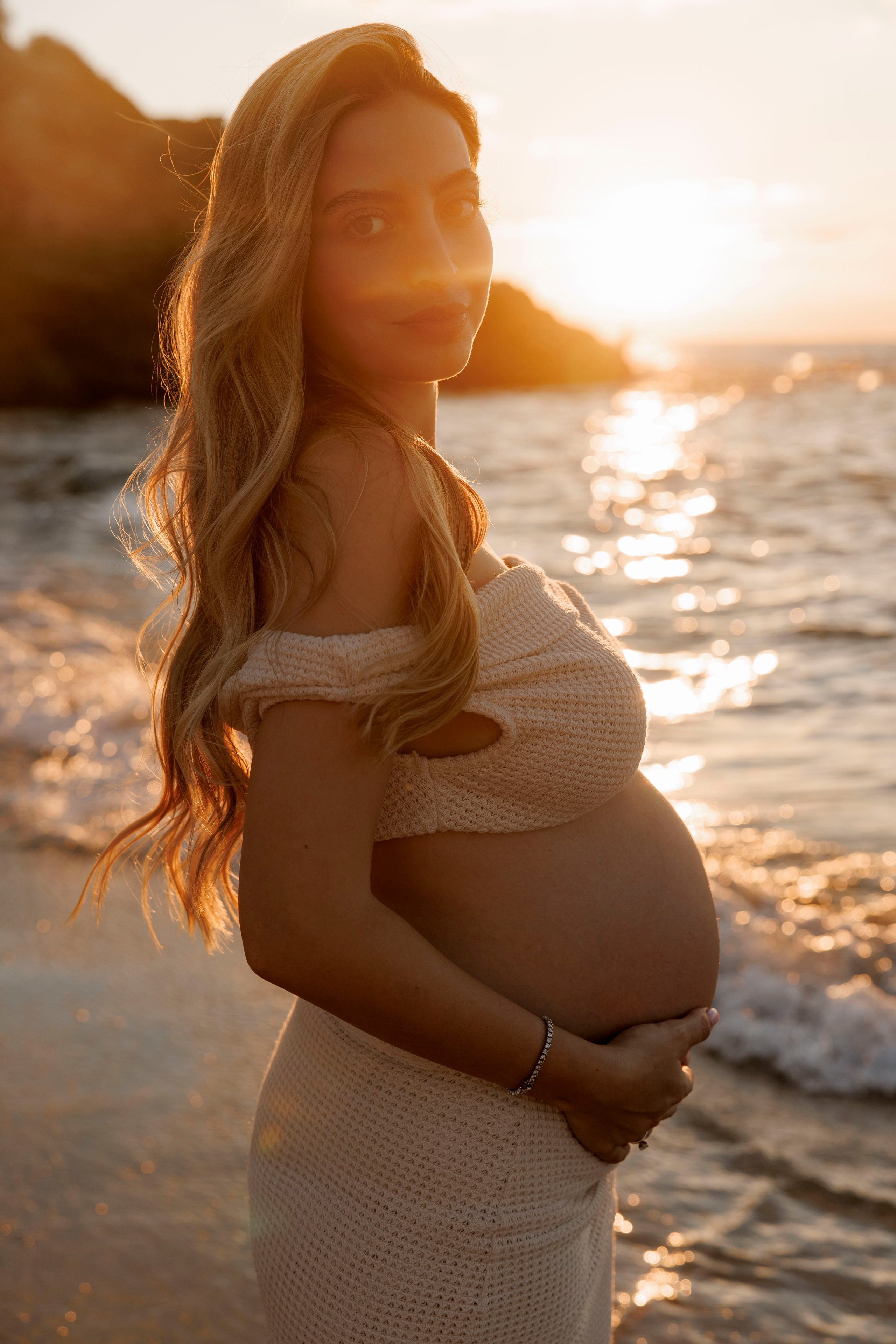 Pregnancy photoshoot near the sea. Wedding and family photographer