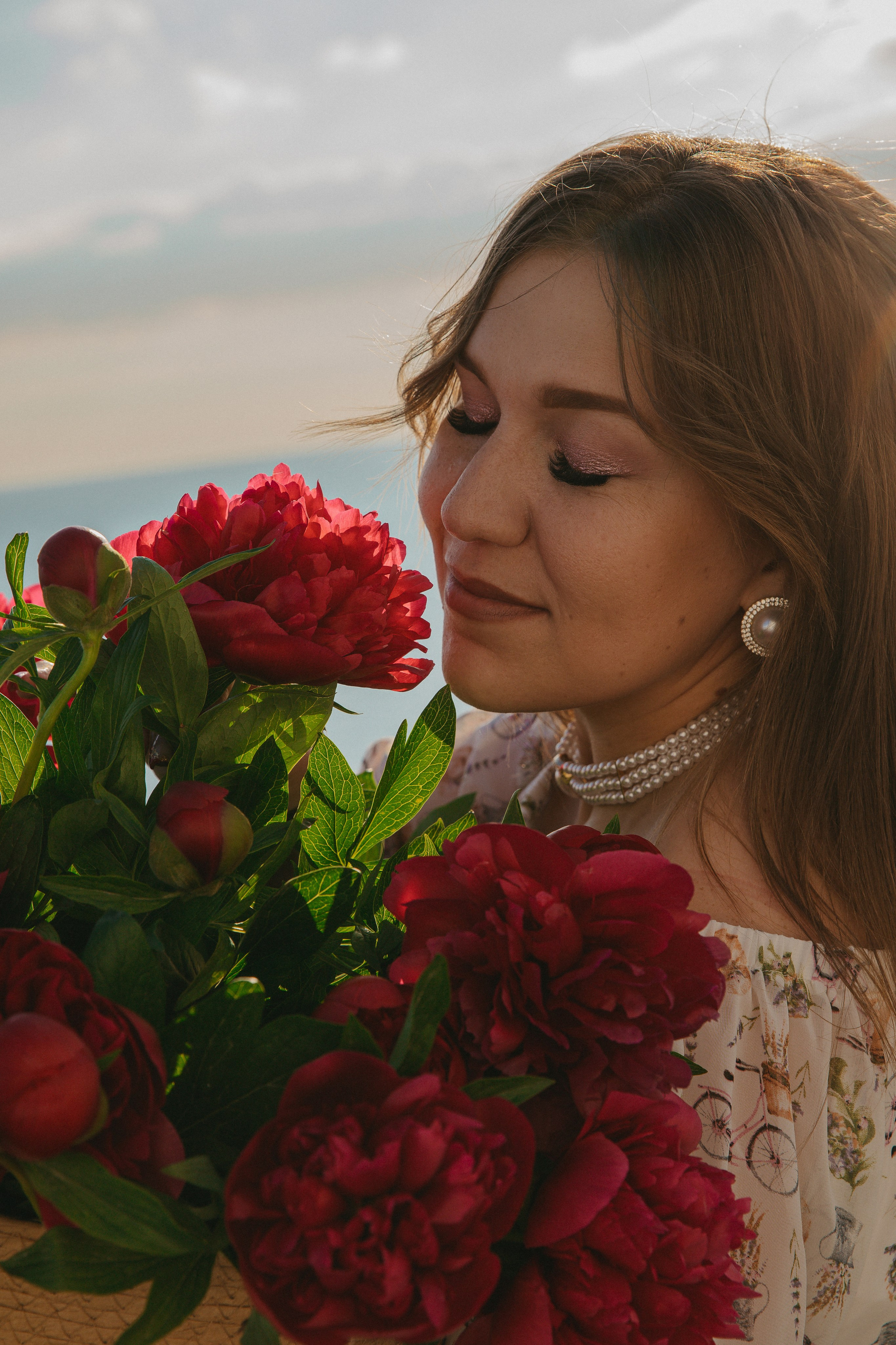 Прогулка с пионами