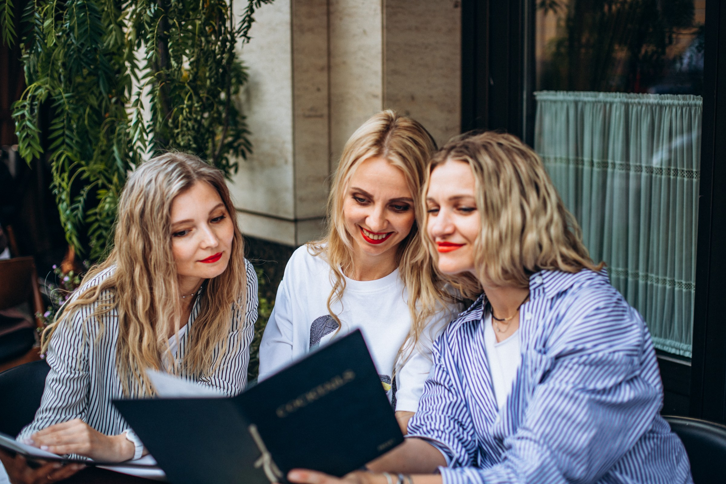 Саша, Ульяна и Настя в июне. Фотопрогулка в Петербурге. Индивидуальный и семейный фотограф в Санкт-Петербурге