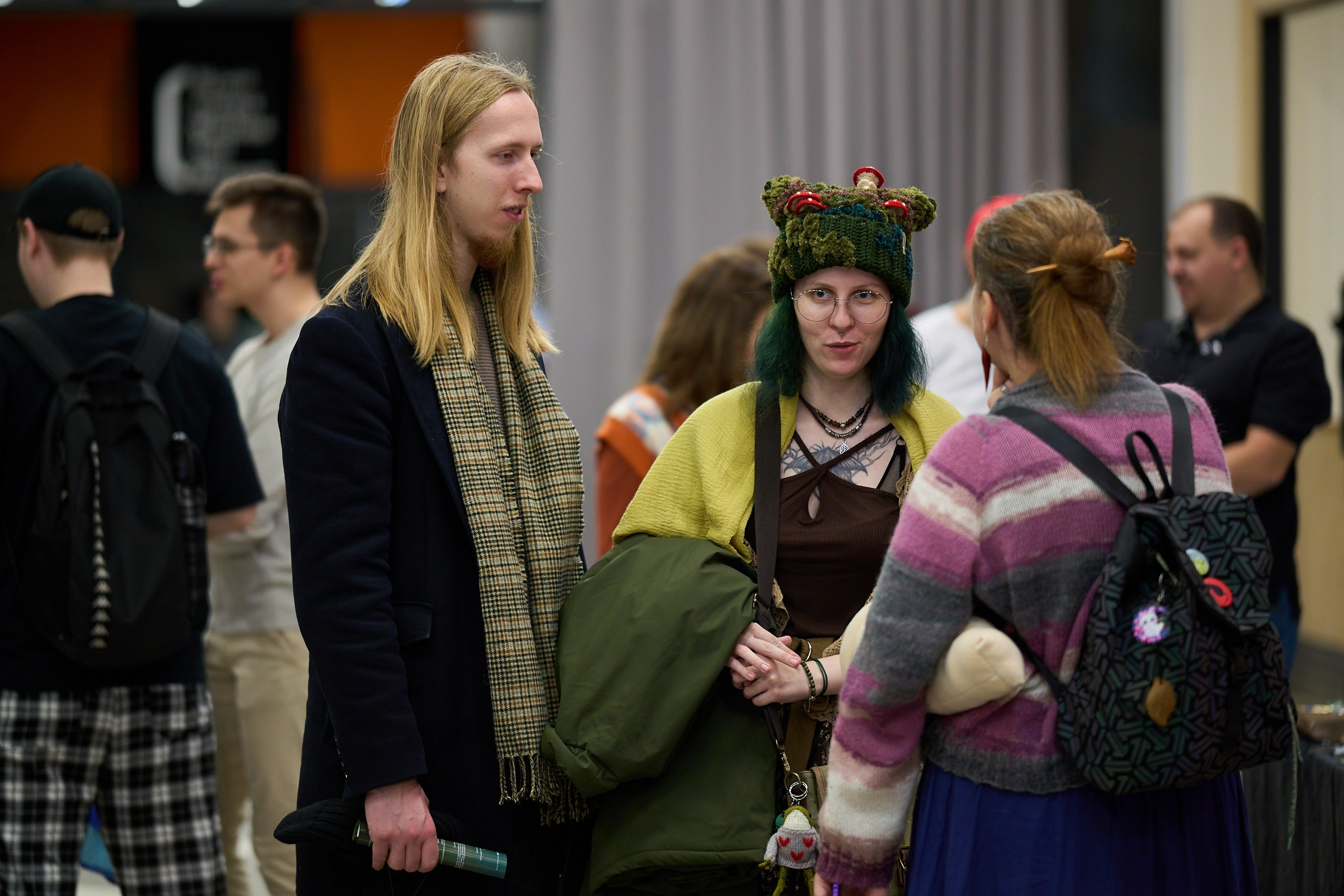 Аста побежала разглядывать шапку :)