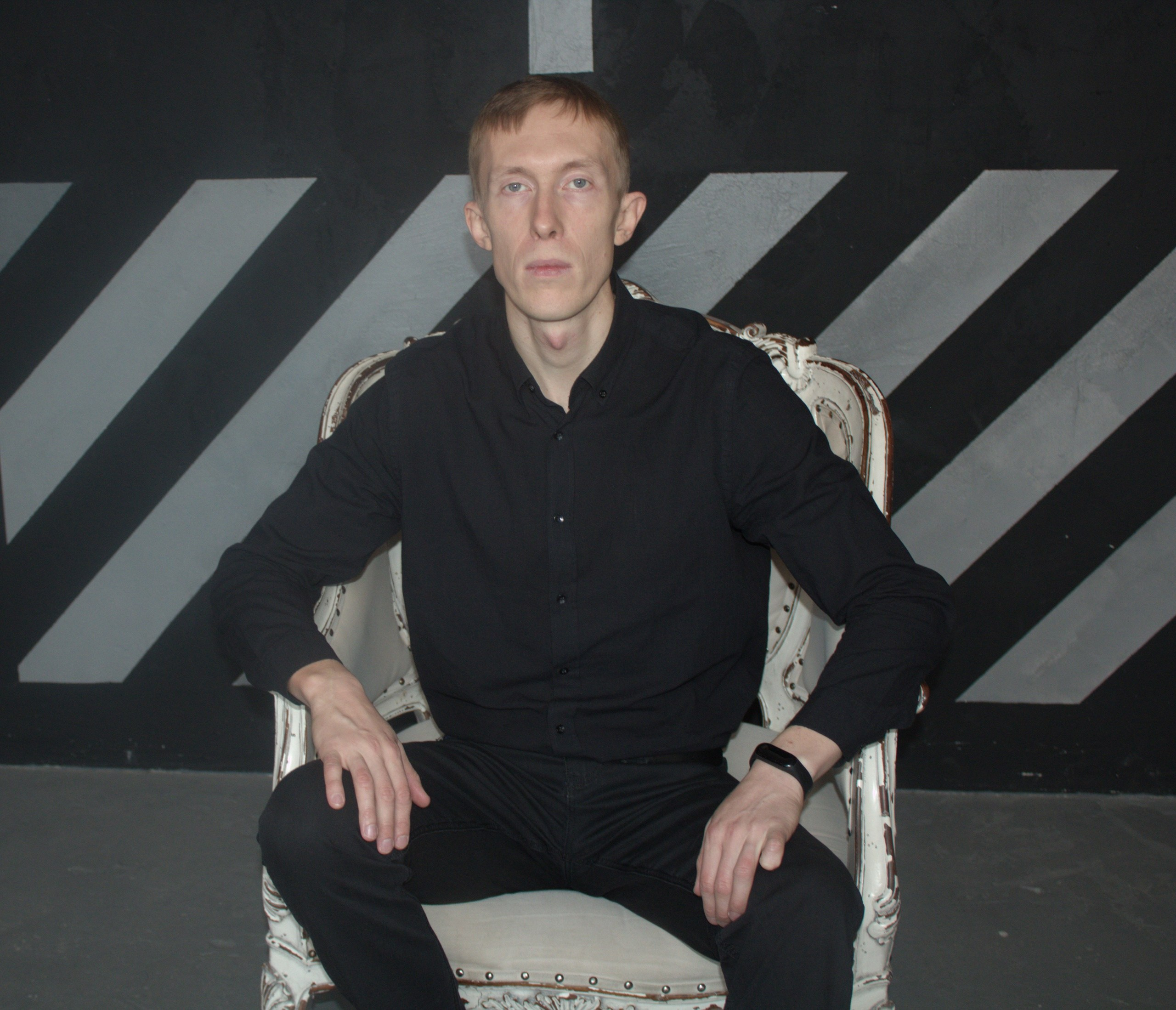 студийное мужское постановочное фото в кресле