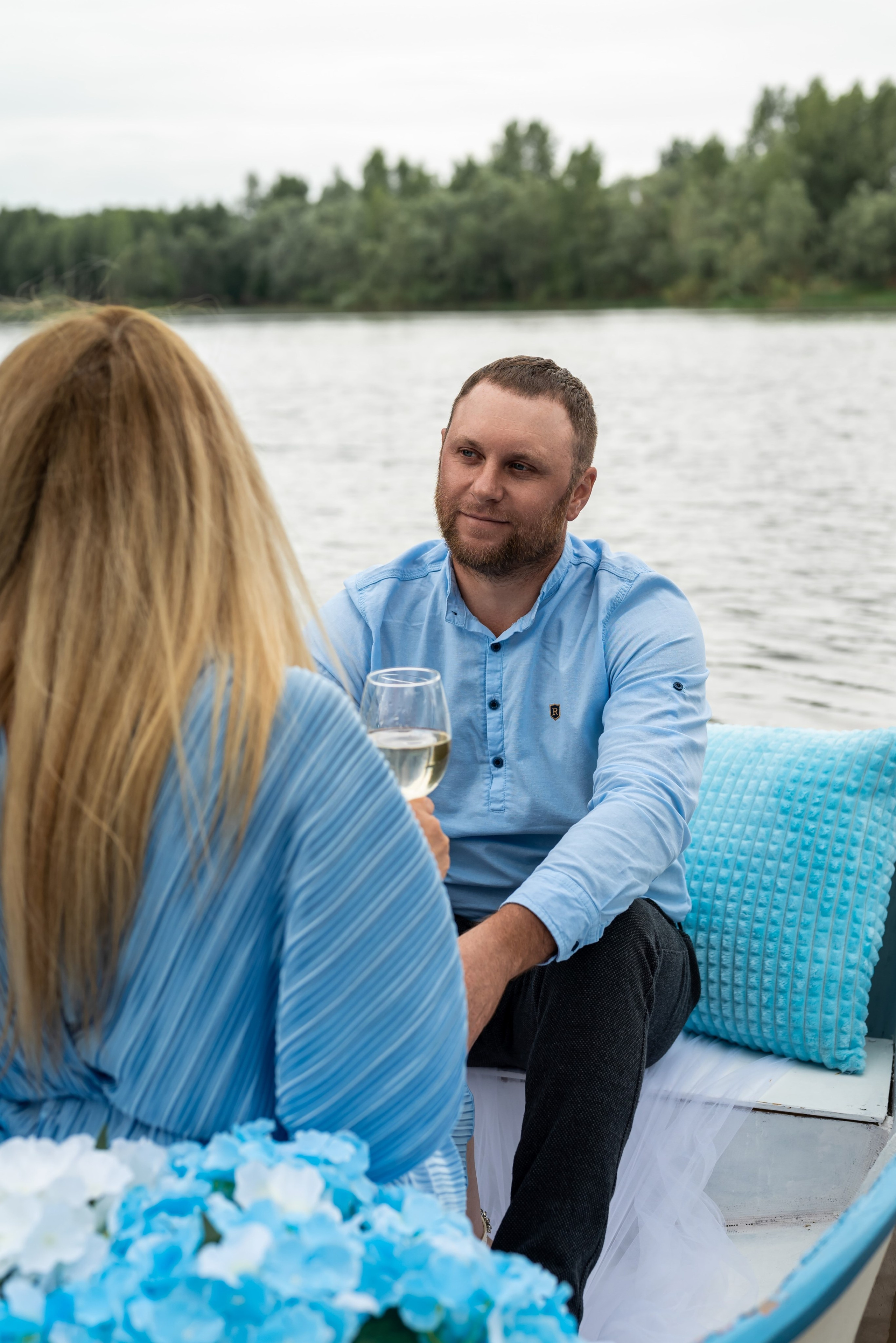 Фотопроект на лодке с голубыми гортензиями. Фотограф в городе Салават