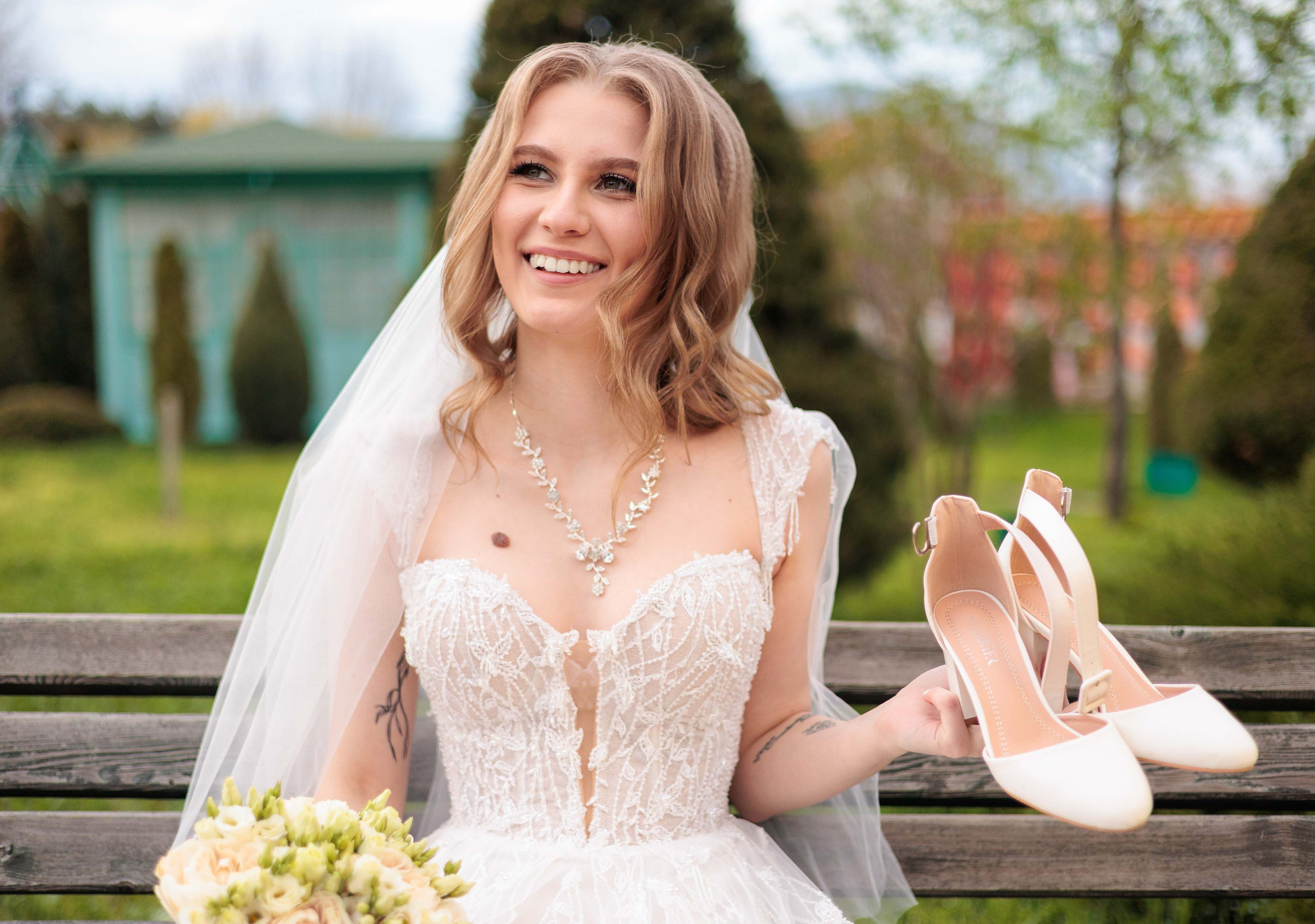 Молодожены на прогулке среди зелени парка Цветник в Пятигорске