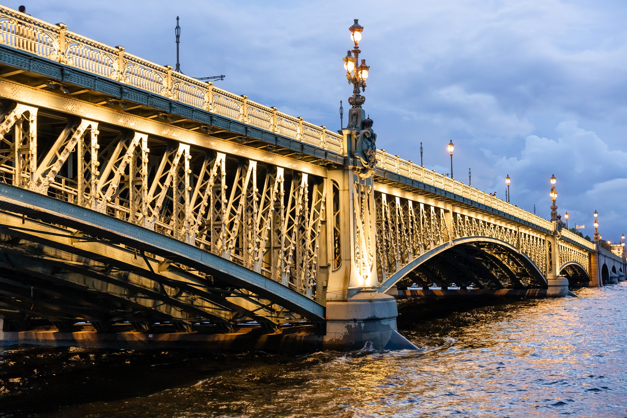 Вечерняя подсветка Троицкого моста с борта теплохода